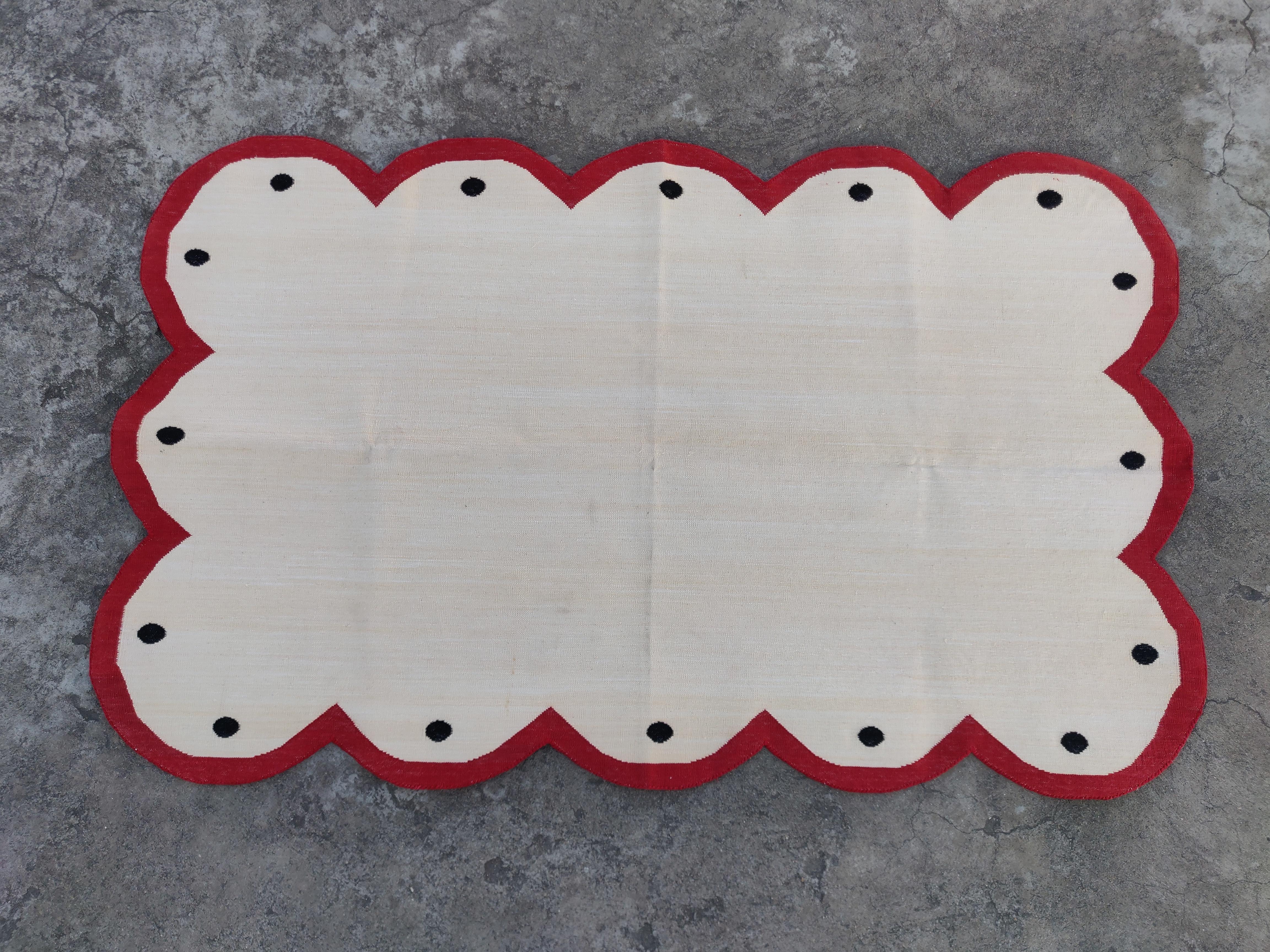 Handgefertigter Flachgewebe-Teppich aus Baumwolle, 3x5 Creme und Rot mit Wellenschliff, indischer Dhurrie im Angebot 1