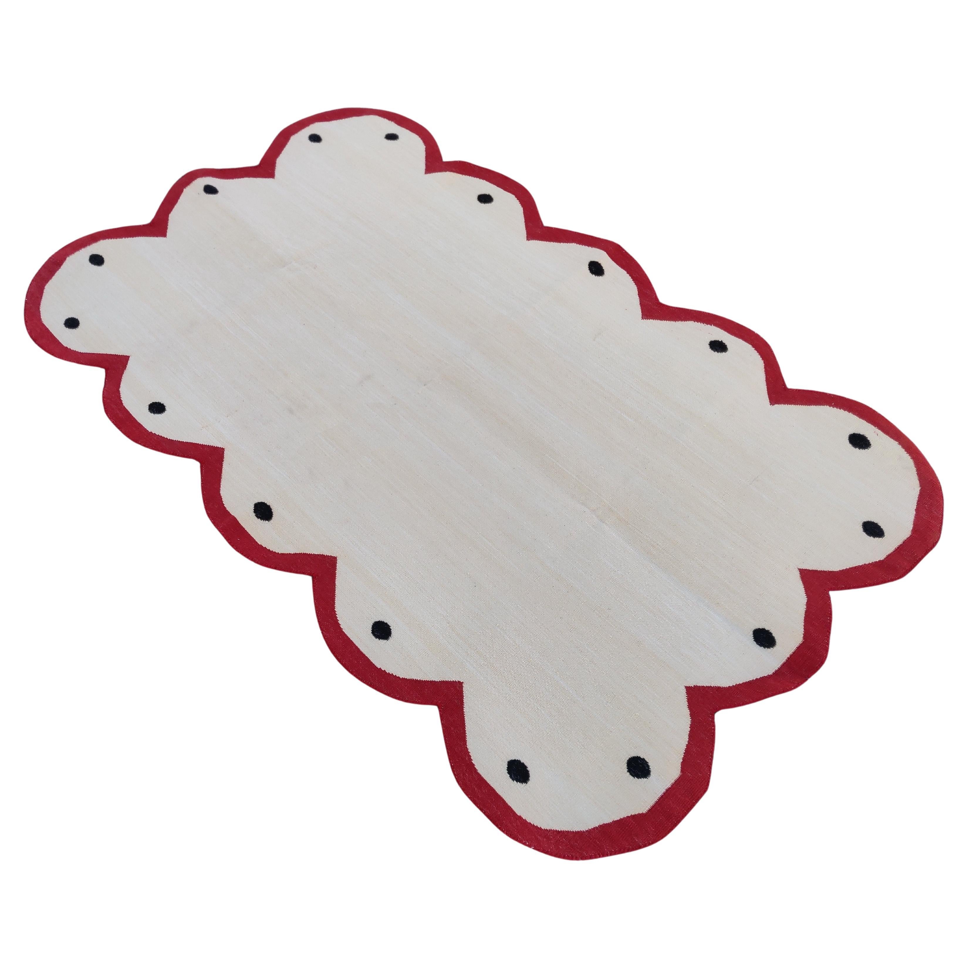 Handmade Cotton Area Flat Weave Rug, 3x5 Cream And Red Scalloped Indian Dhurrie For Sale