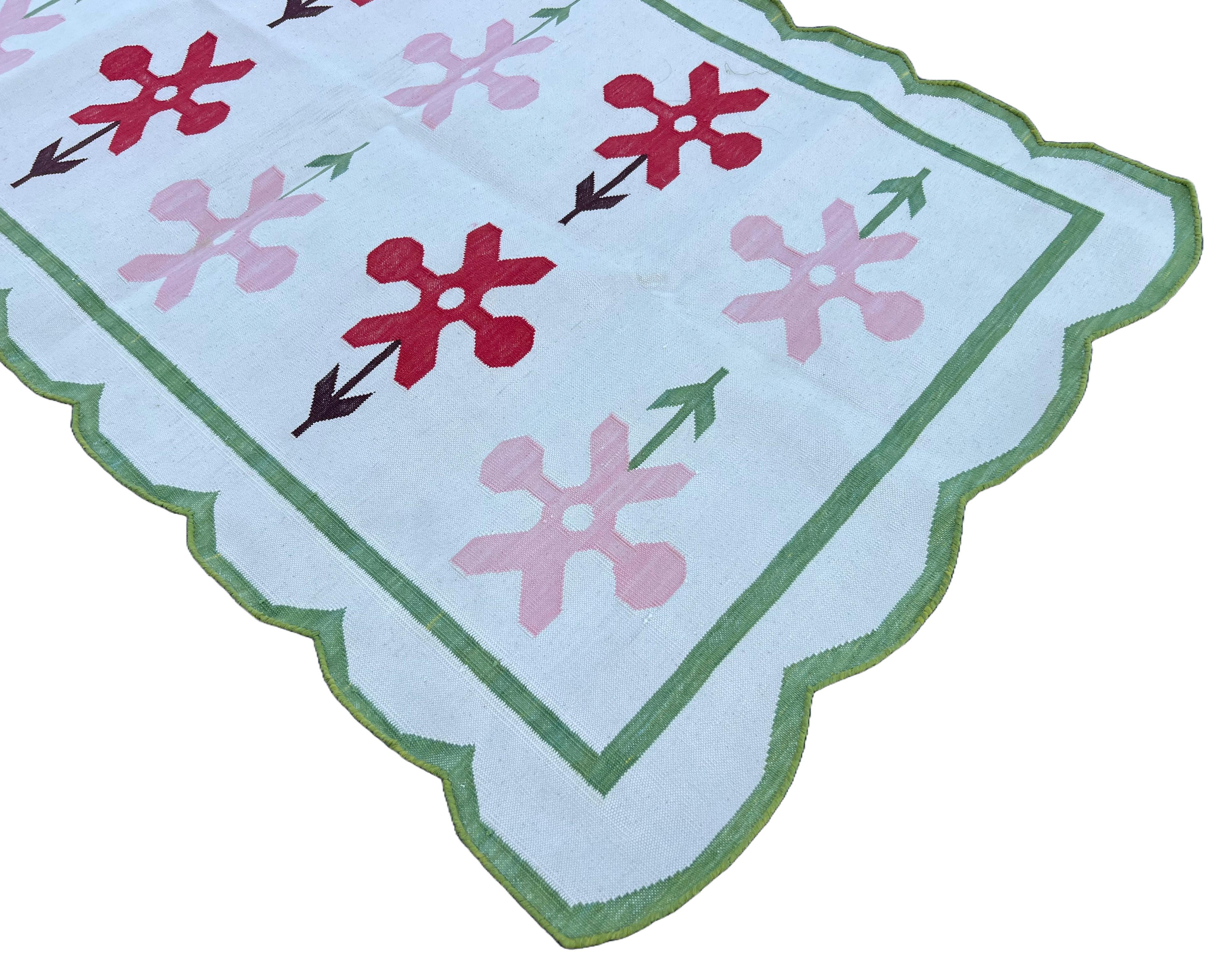 Indien Tapis Dhurrie indien à tissage plat fait à la main, 3x5, crème, vert, rouge fleur indien en vente