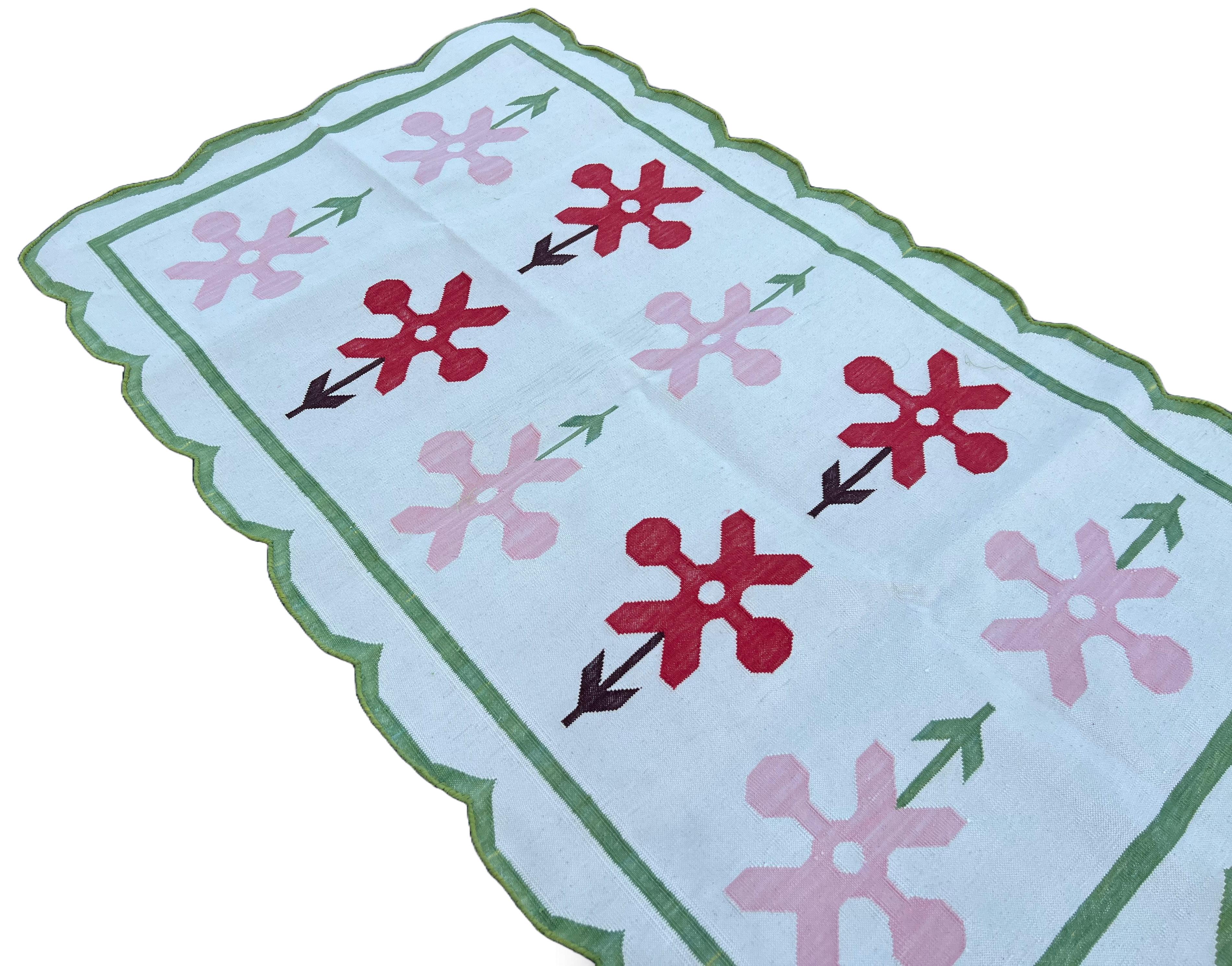 Tissé à la main Tapis Dhurrie indien à tissage plat fait à la main, 3x5, crème, vert, rouge fleur indien en vente