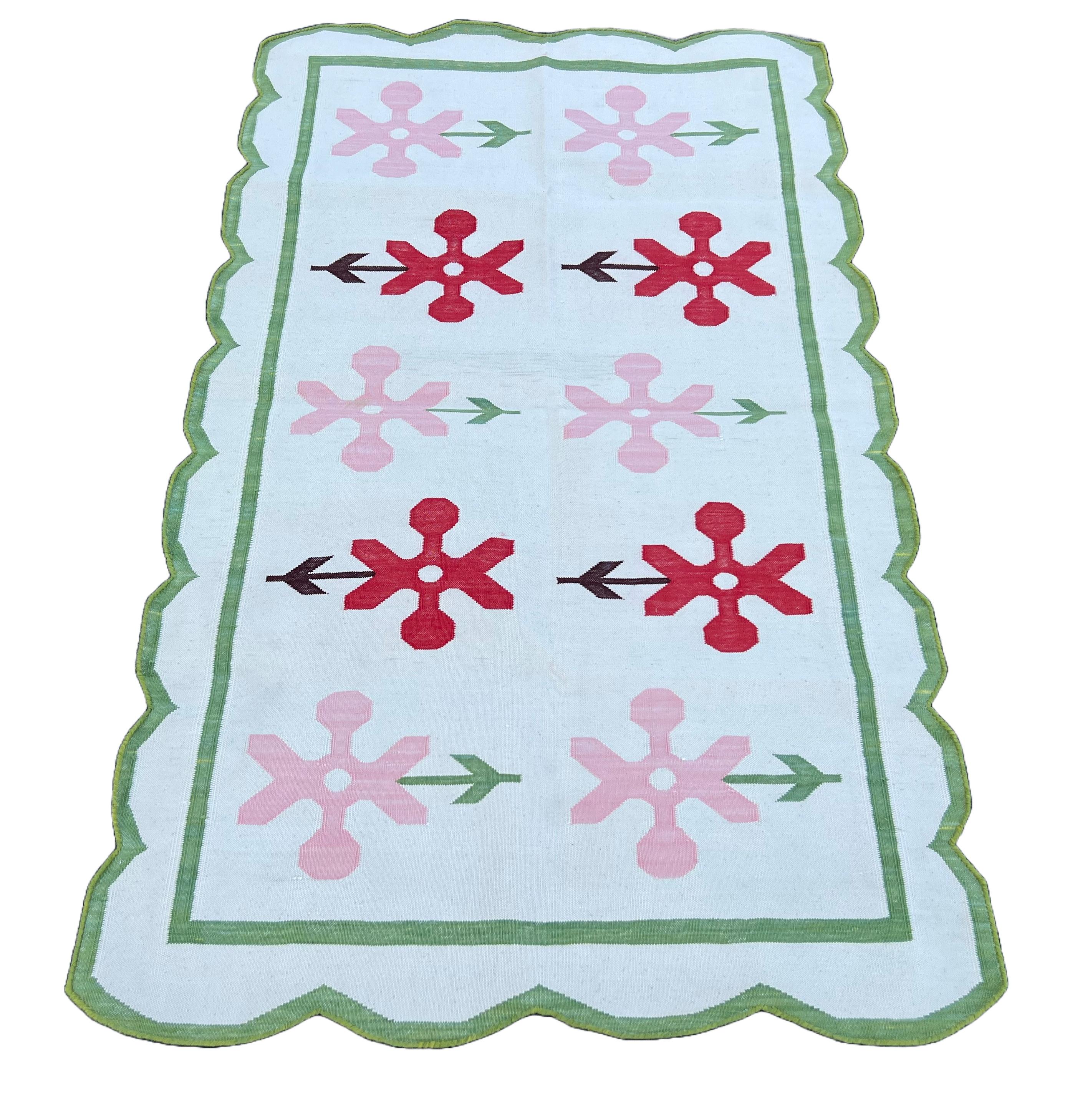 Tapis Dhurrie indien à tissage plat fait à la main, 3x5, crème, vert, rouge fleur indien Neuf - En vente à Jaipur, IN