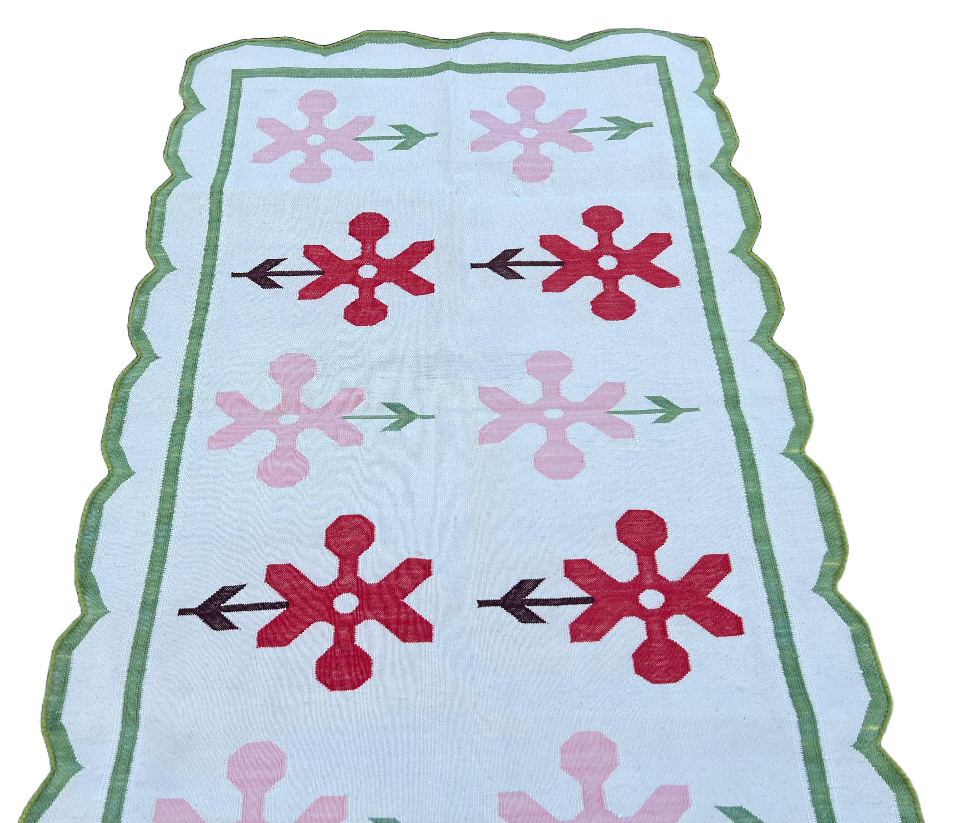 XXIe siècle et contemporain Tapis Dhurrie indien à tissage plat fait à la main, 3x5, crème, vert, rouge fleur indien en vente