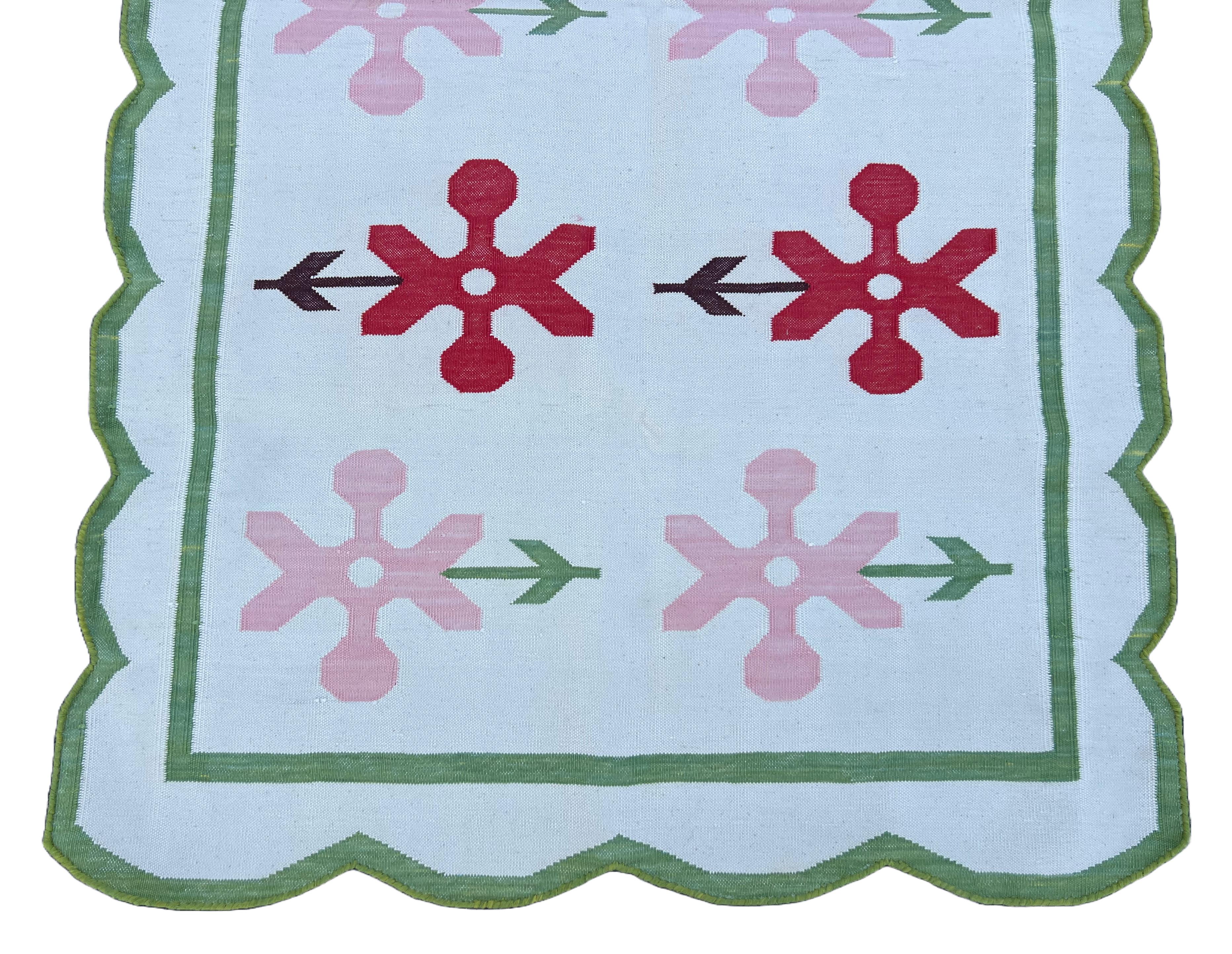 Coton Tapis Dhurrie indien à tissage plat fait à la main, 3x5, crème, vert, rouge fleur indien en vente