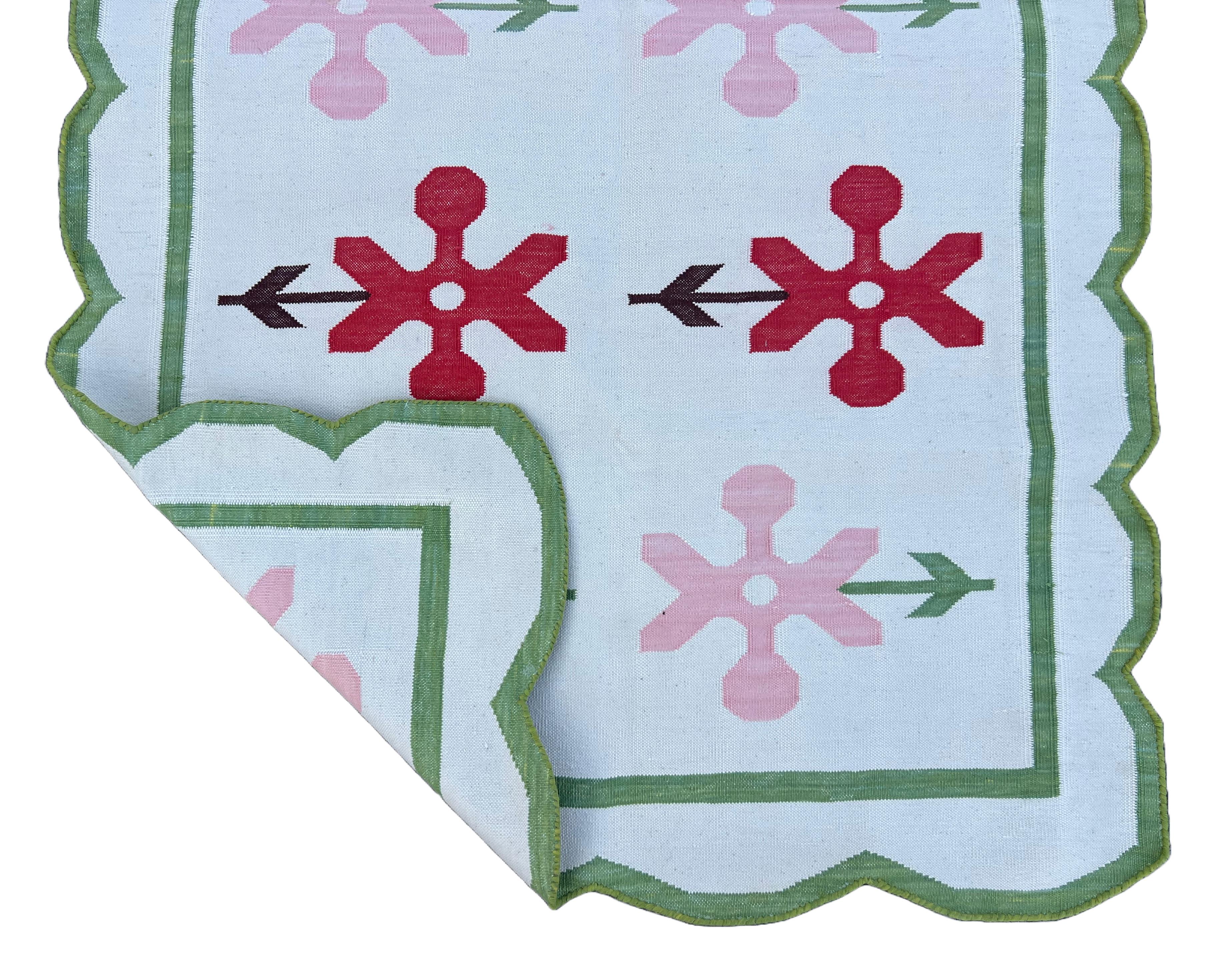 Tapis Dhurrie indien à tissage plat fait à la main, 3x5, crème, vert, rouge fleur indien en vente 1
