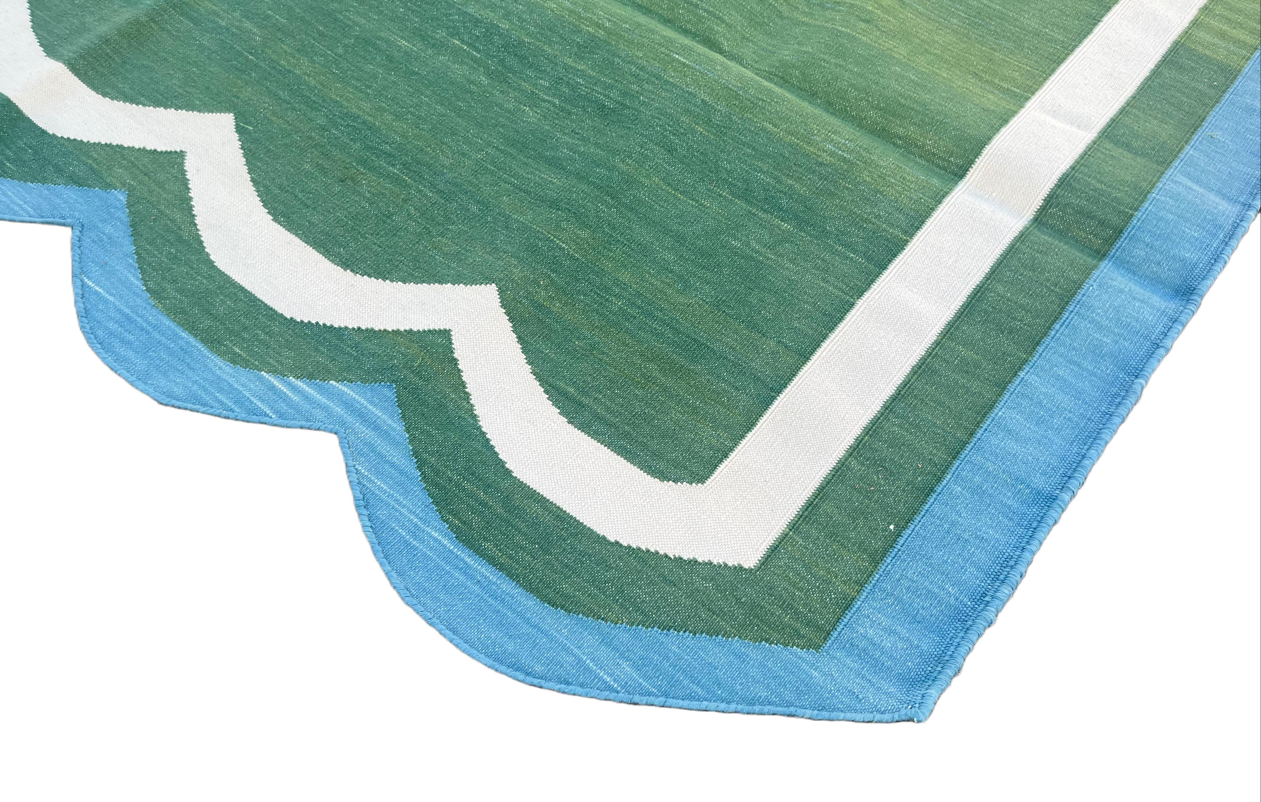 Alfombra de algodón hecha a mano de tejido plano, 3x5 verde y azul festoneado Kilim Dhurrie Moderno de mediados de siglo en venta