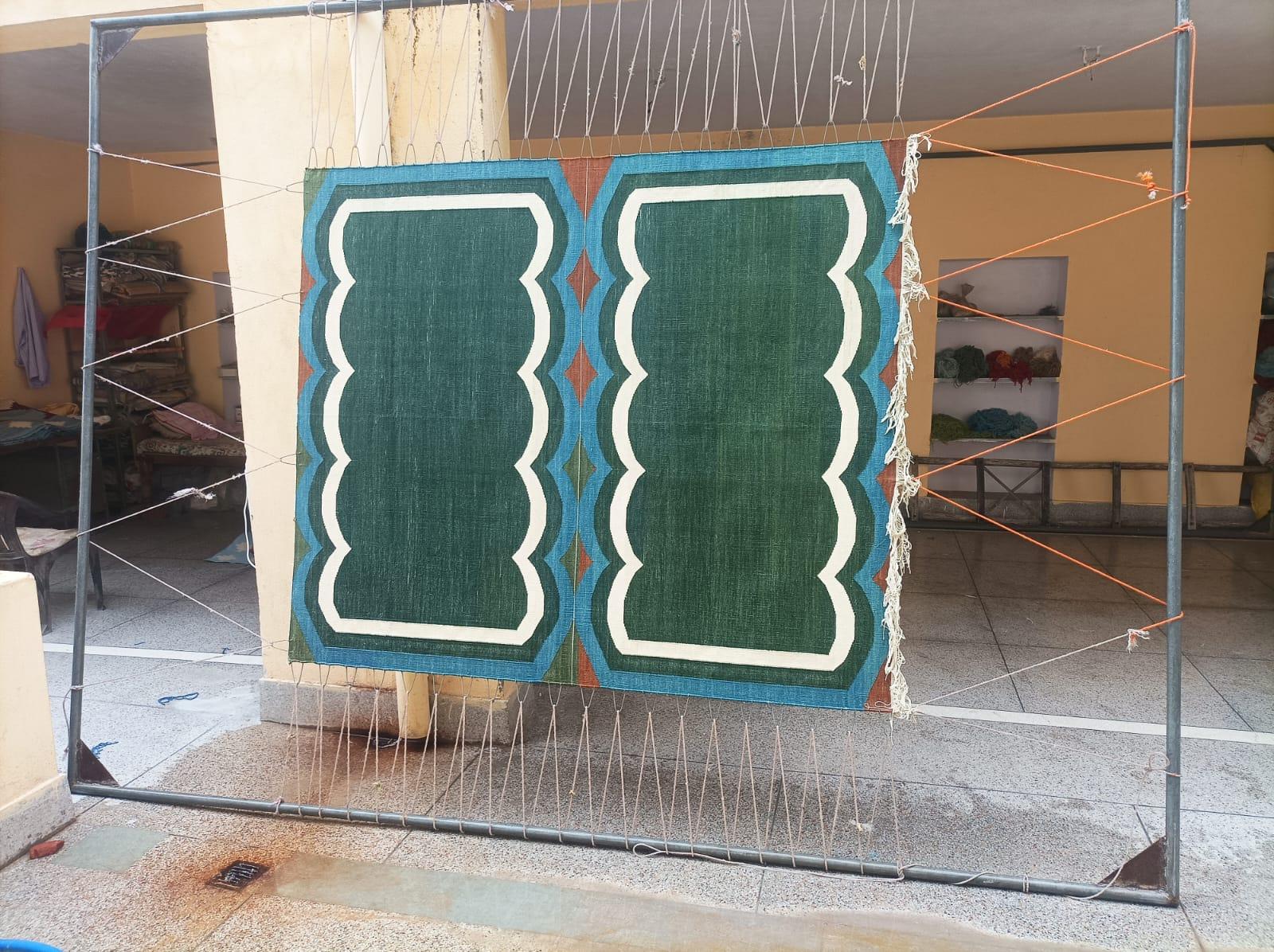 Alfombra de algodón hecha a mano de tejido plano, 3x5 verde y azul festoneado Kilim Dhurrie en venta 1
