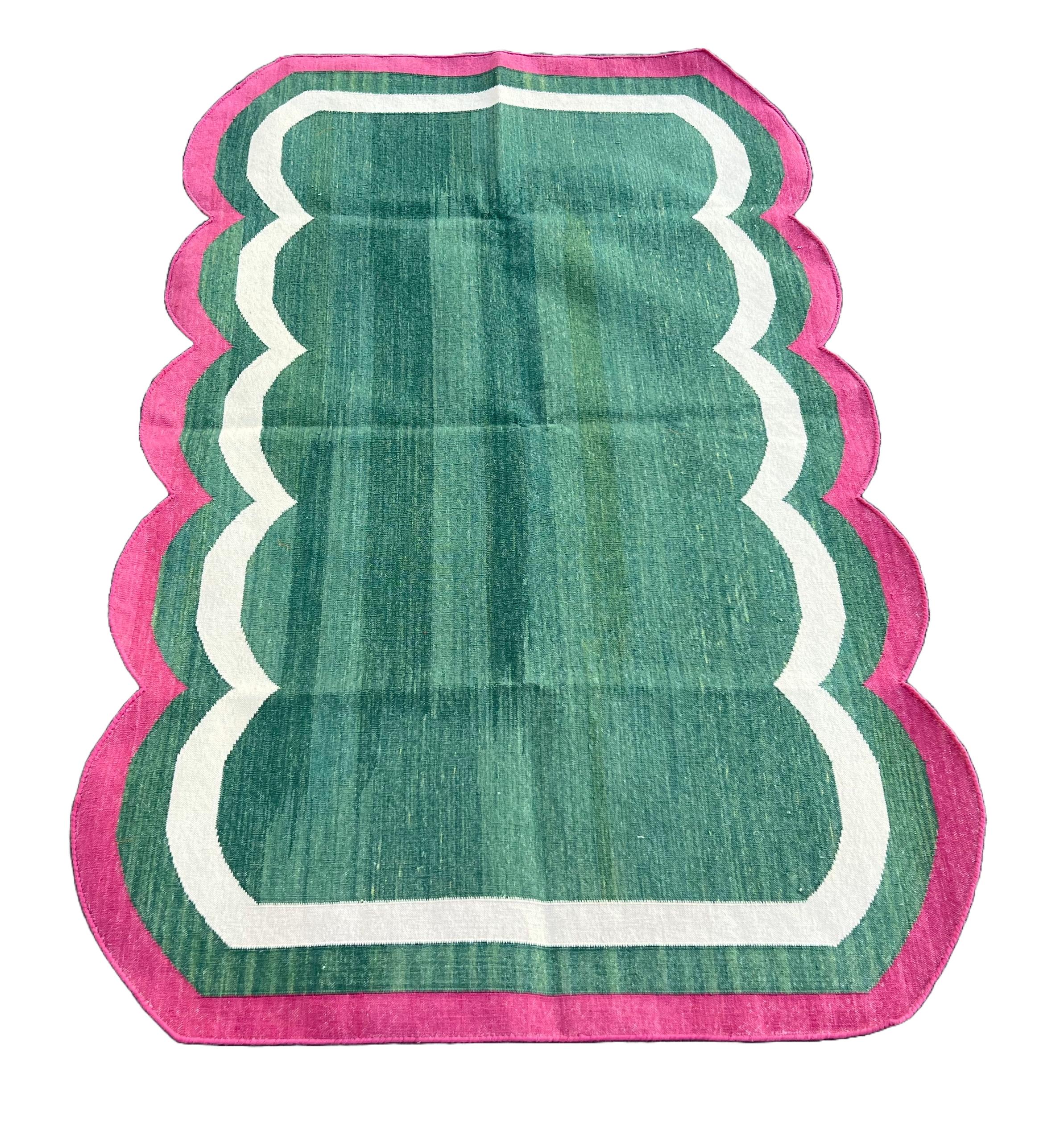 Handmade Cotton Area Flat Weave Rug, 3x5 Green And Pink Scalloped Indian Dhurrie In New Condition For Sale In Jaipur, IN
