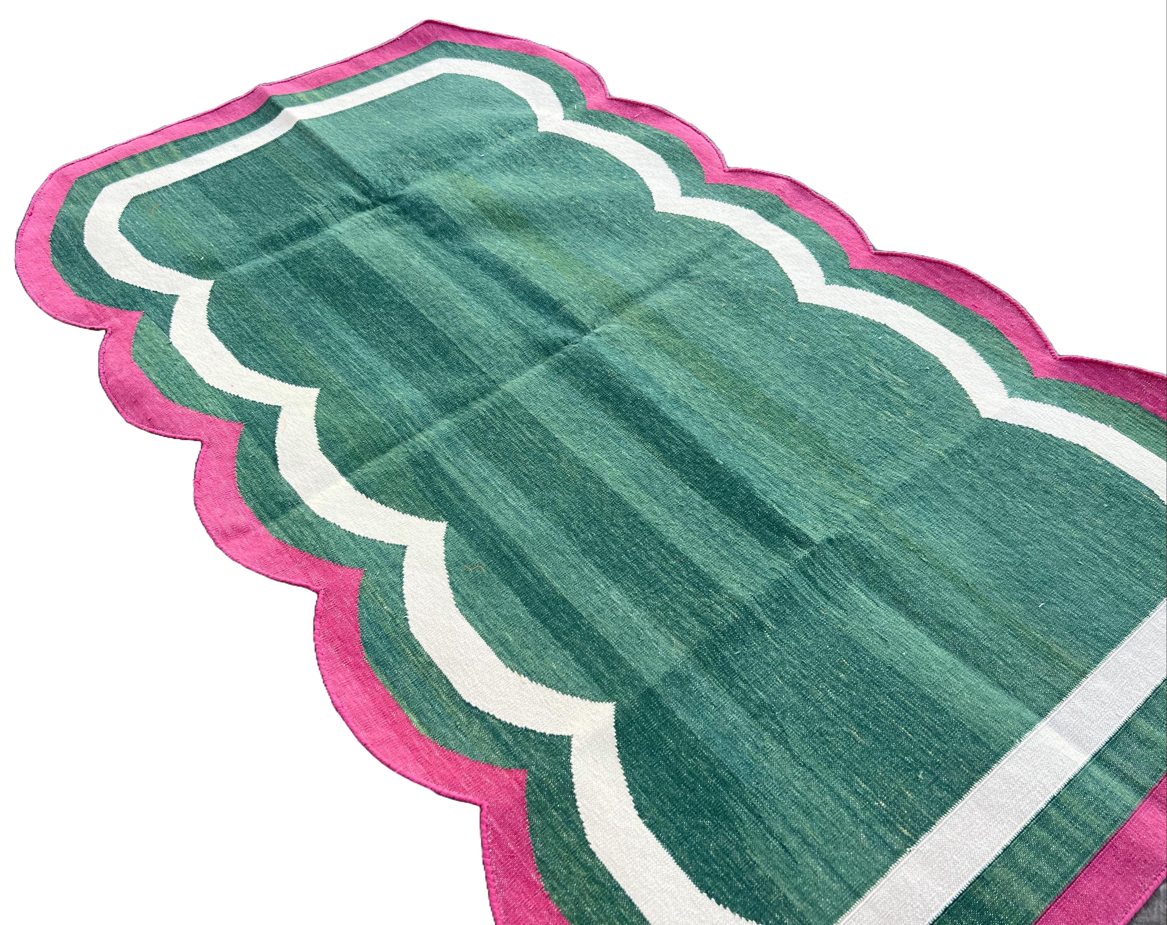 Contemporary Handmade Cotton Area Flat Weave Rug, 3x5 Green And Pink Scalloped Indian Dhurrie For Sale