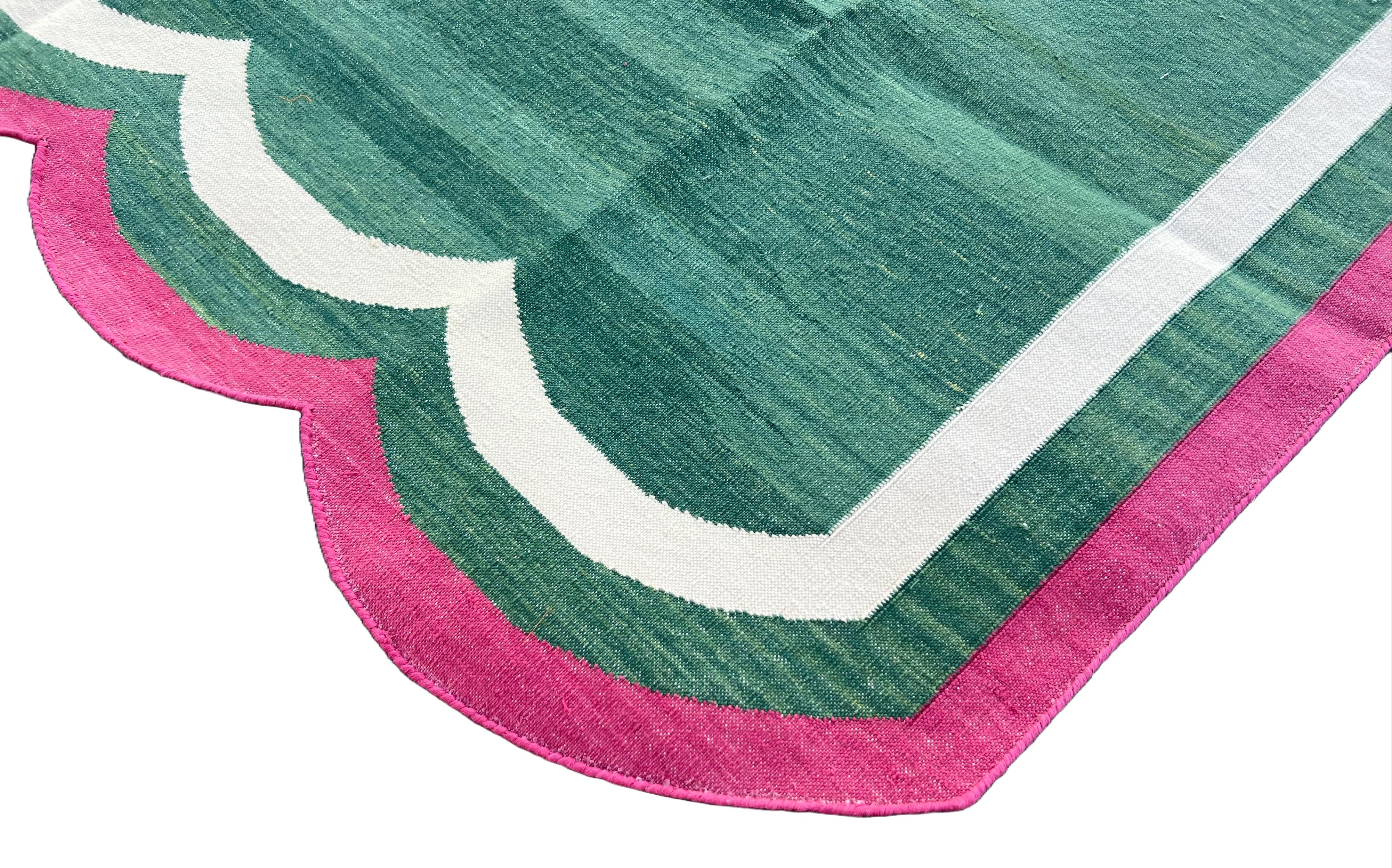Handmade Cotton Area Flat Weave Rug, 3x5 Green And Pink Scalloped Indian Dhurrie For Sale 2