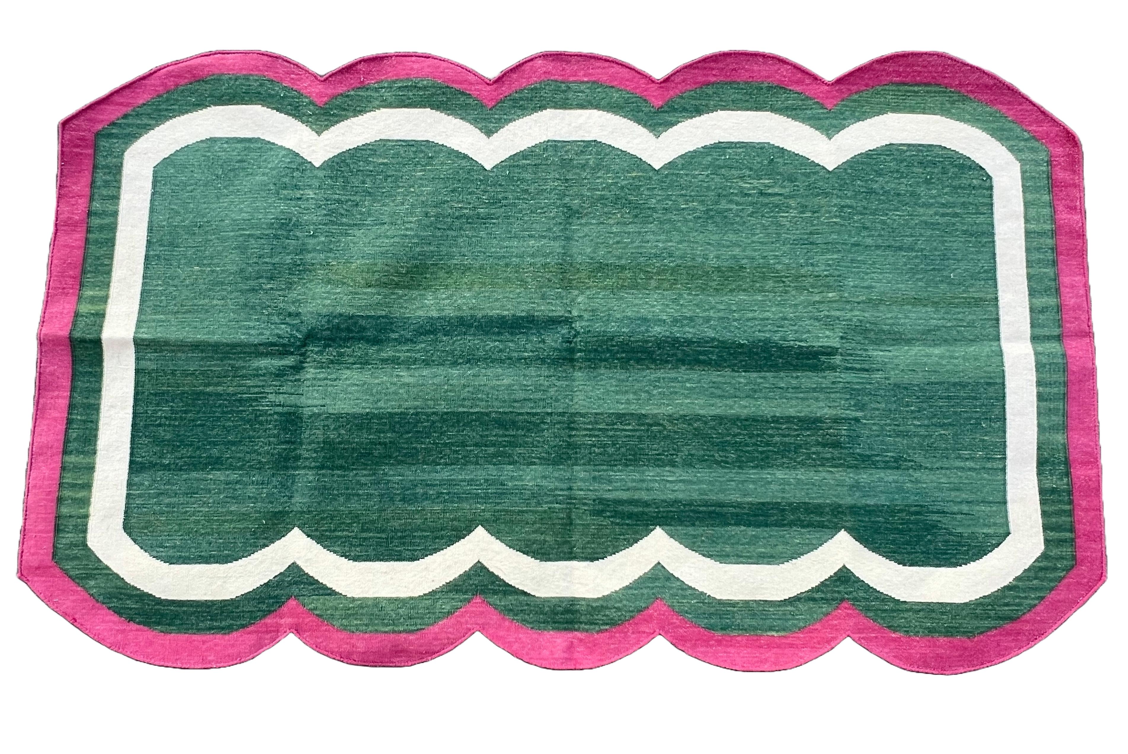 Handmade Cotton Area Flat Weave Rug, 3x5 Green And Pink Scalloped Indian Dhurrie For Sale 3