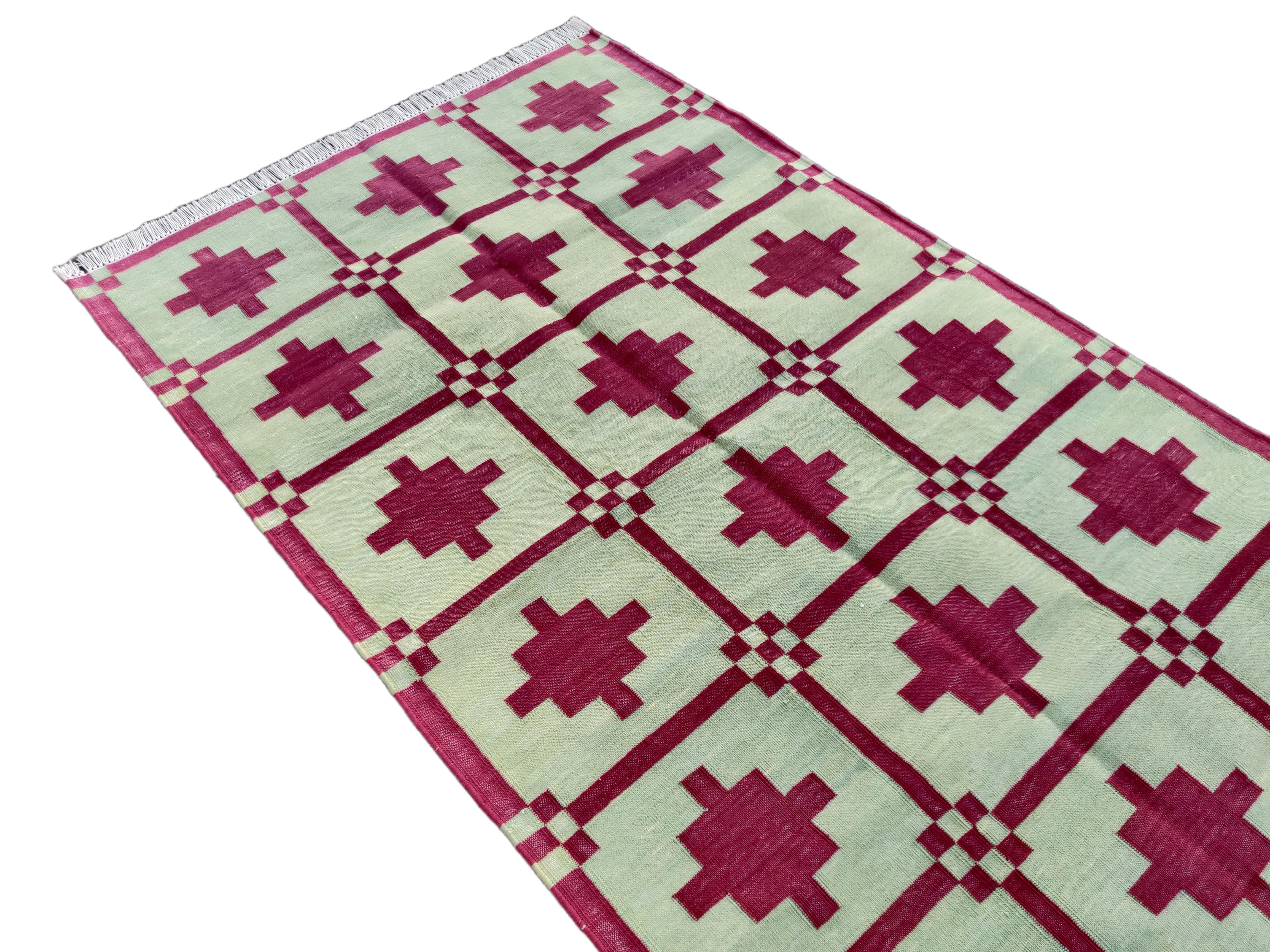Handmade Cotton Area Flat Weave Rug, 3x5 Green And Pink Star Indian Dhurrie Rug In New Condition For Sale In Jaipur, IN