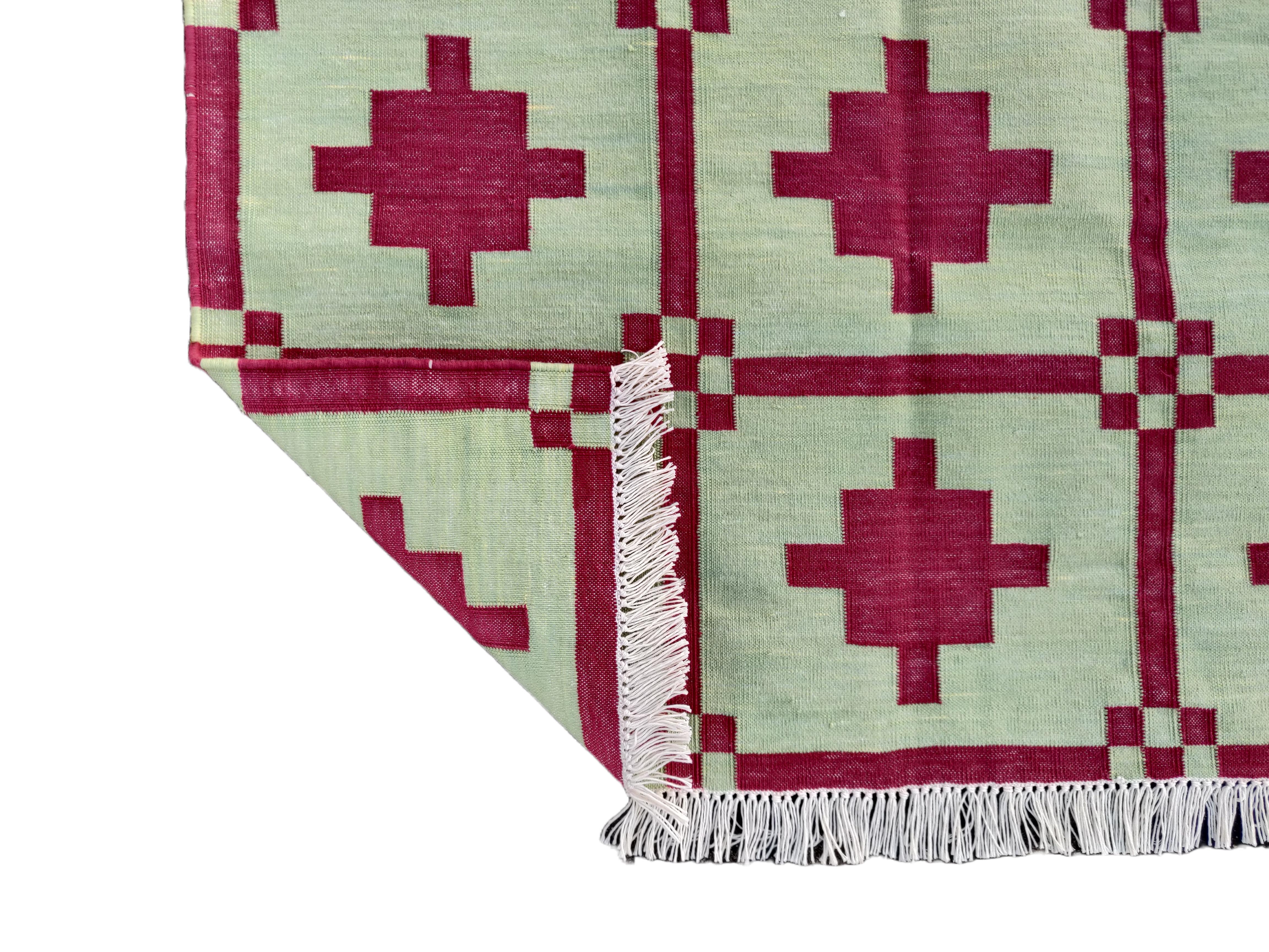 Handmade Cotton Area Flat Weave Rug, 3x5 Green And Pink Star Indian Dhurrie Rug For Sale 2