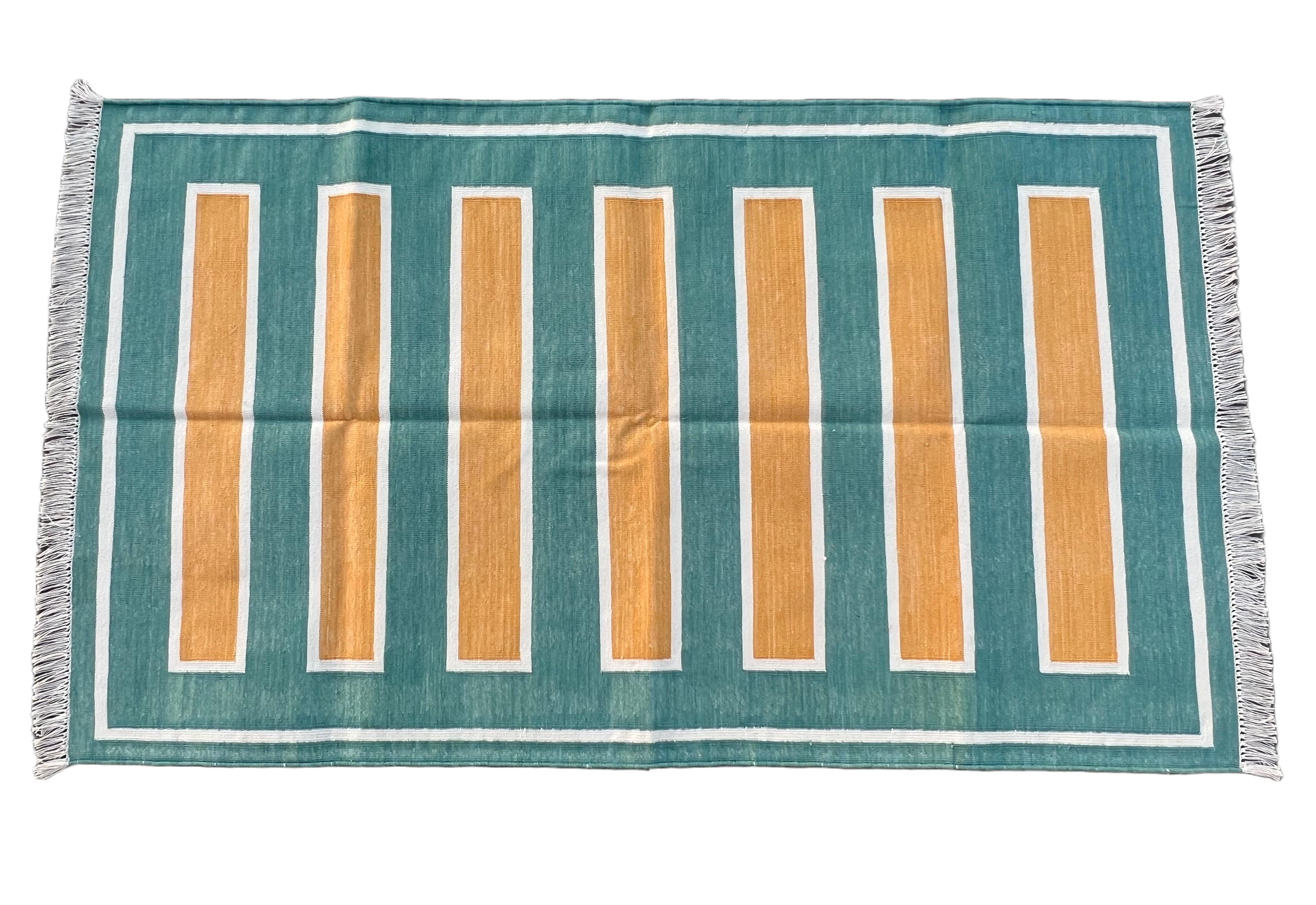 Handgefertigter Flachgewebe-Teppich aus Baumwolle, 3x5 grün und gelb gestreift, indischer Dhurrie im Angebot 3