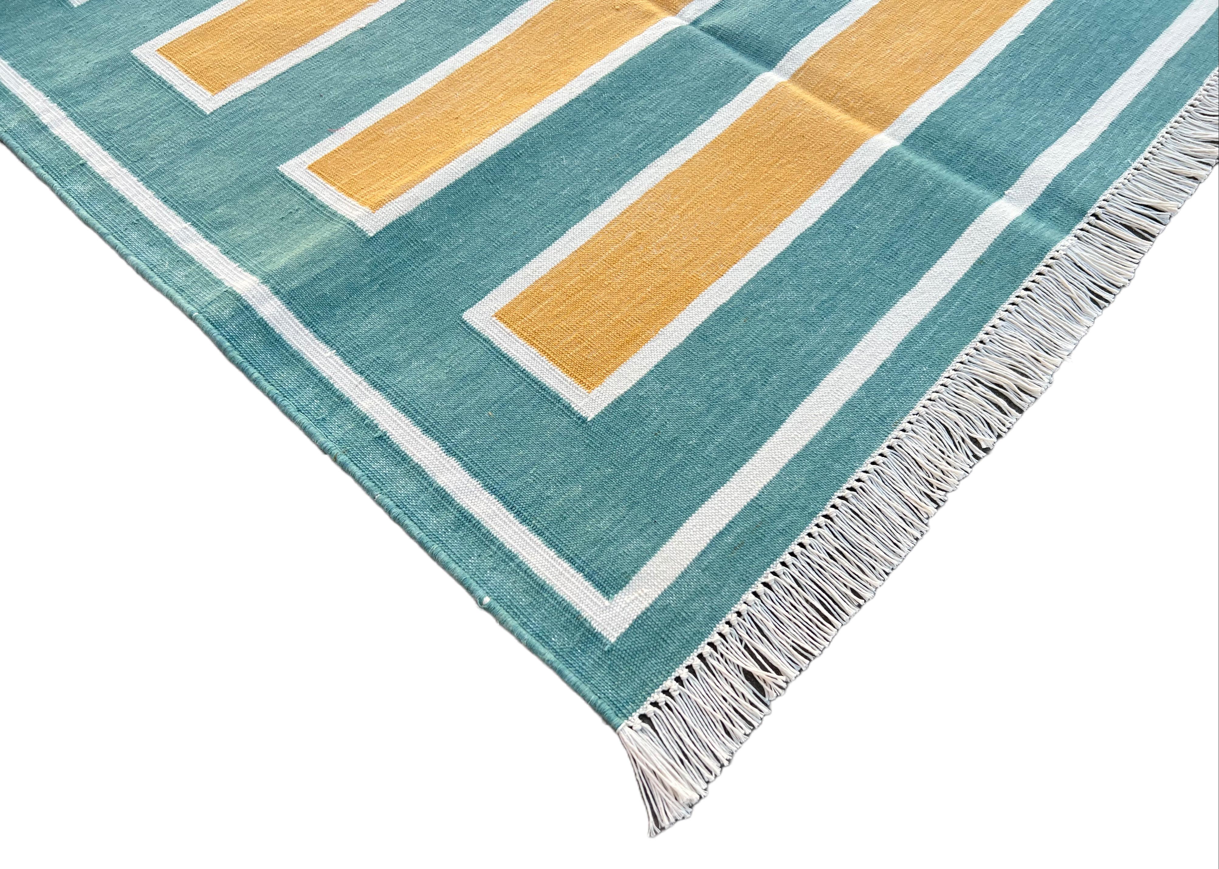Handgefertigter Flachgewebe-Teppich aus Baumwolle, 3x5 grün und gelb gestreift, indischer Dhurrie (Moderne der Mitte des Jahrhunderts) im Angebot