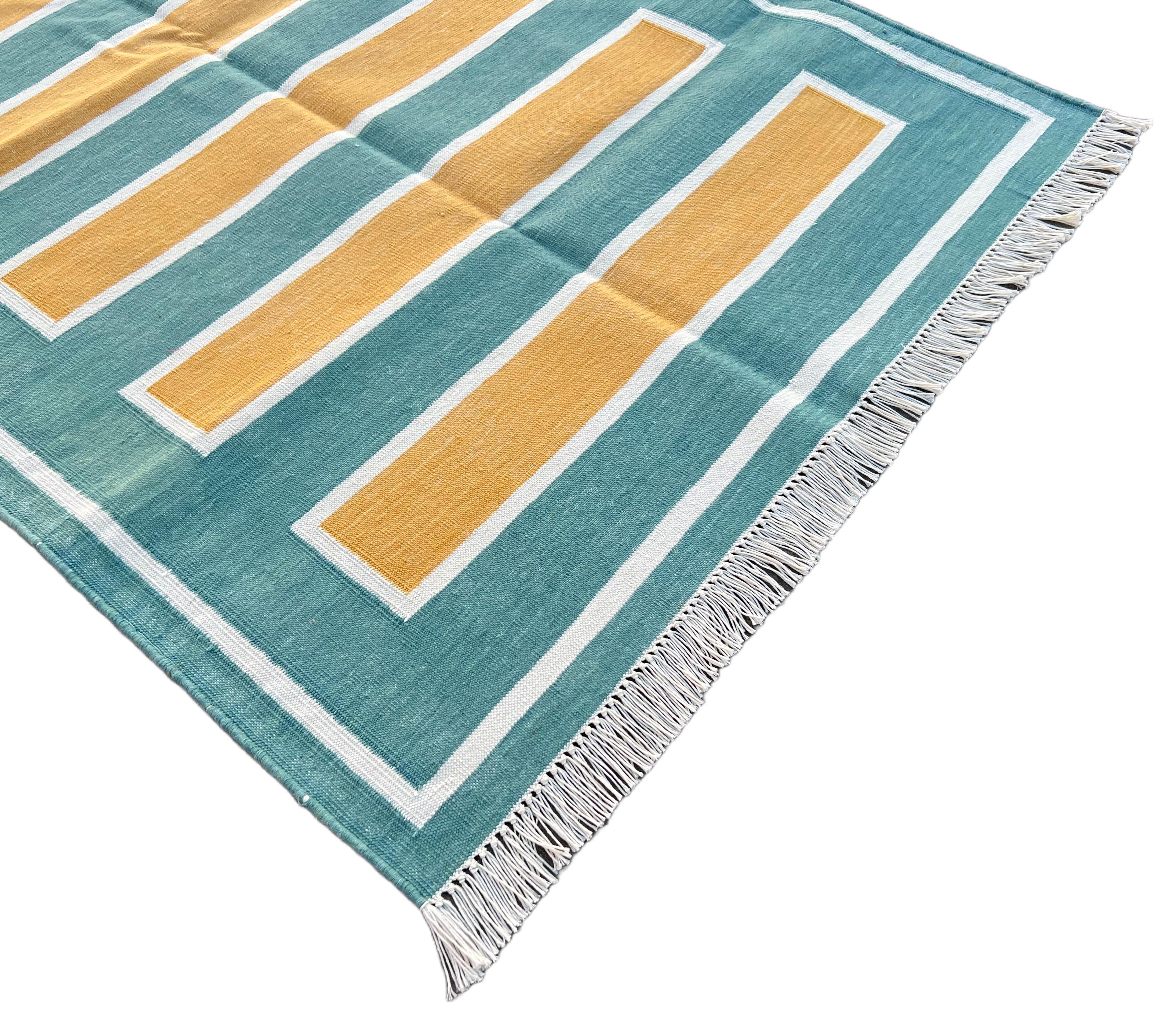Handgefertigter Flachgewebe-Teppich aus Baumwolle, 3x5 grün und gelb gestreift, indischer Dhurrie (Indisch) im Angebot
