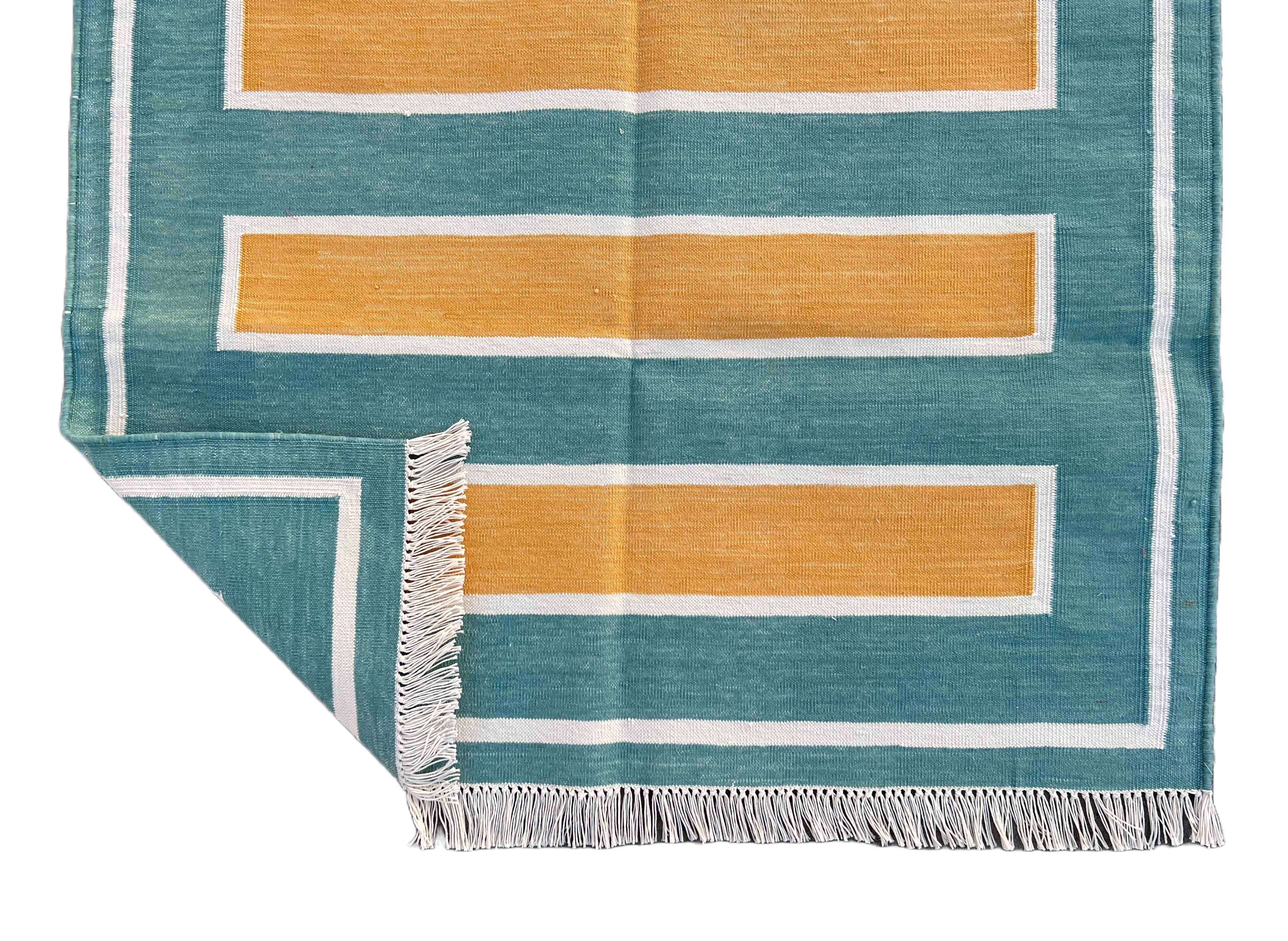Handgefertigter Flachgewebe-Teppich aus Baumwolle, 3x5 grün und gelb gestreift, indischer Dhurrie (21. Jahrhundert und zeitgenössisch) im Angebot