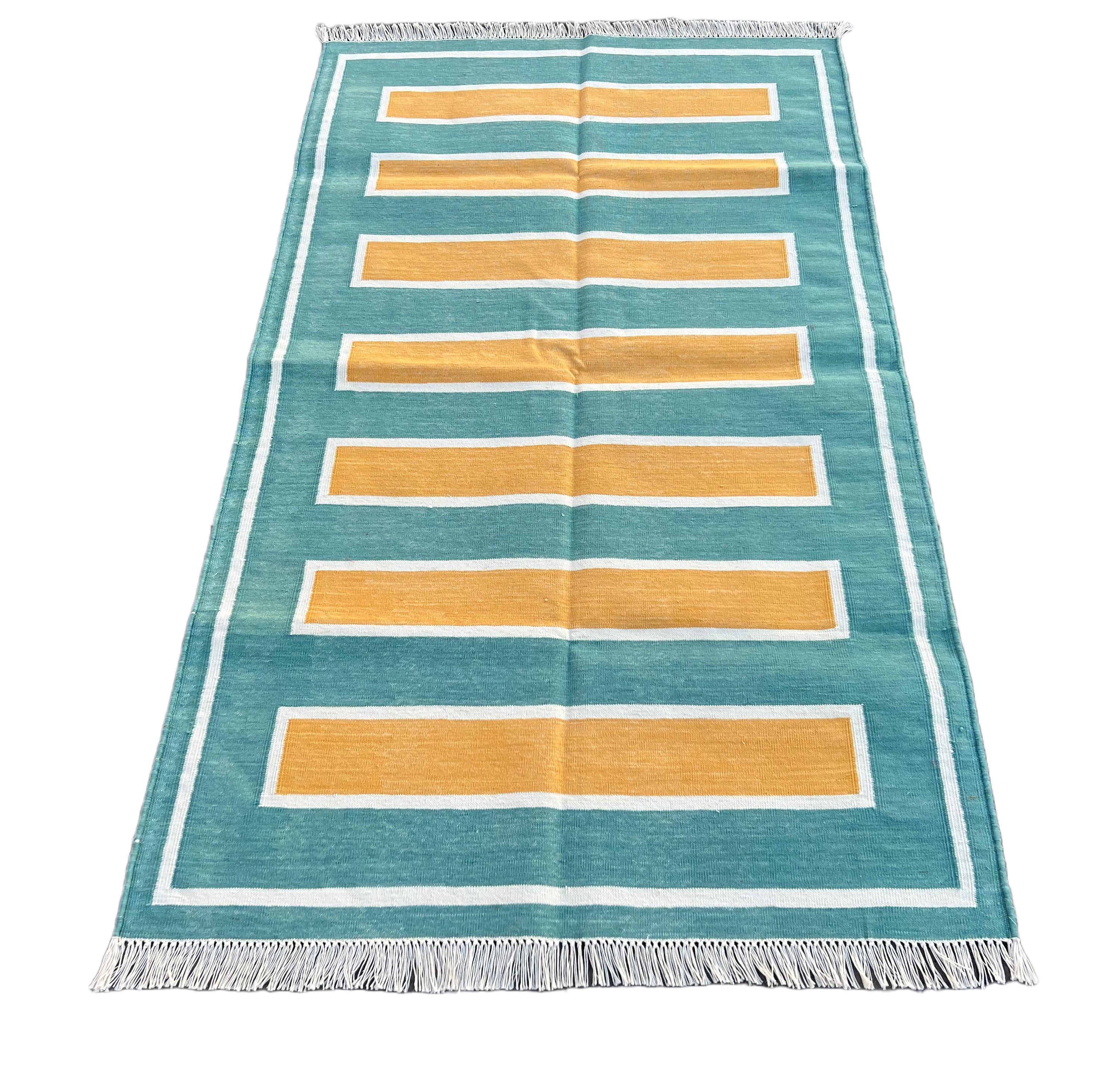 Handgefertigter Flachgewebe-Teppich aus Baumwolle, 3x5 grün und gelb gestreift, indischer Dhurrie im Angebot 1