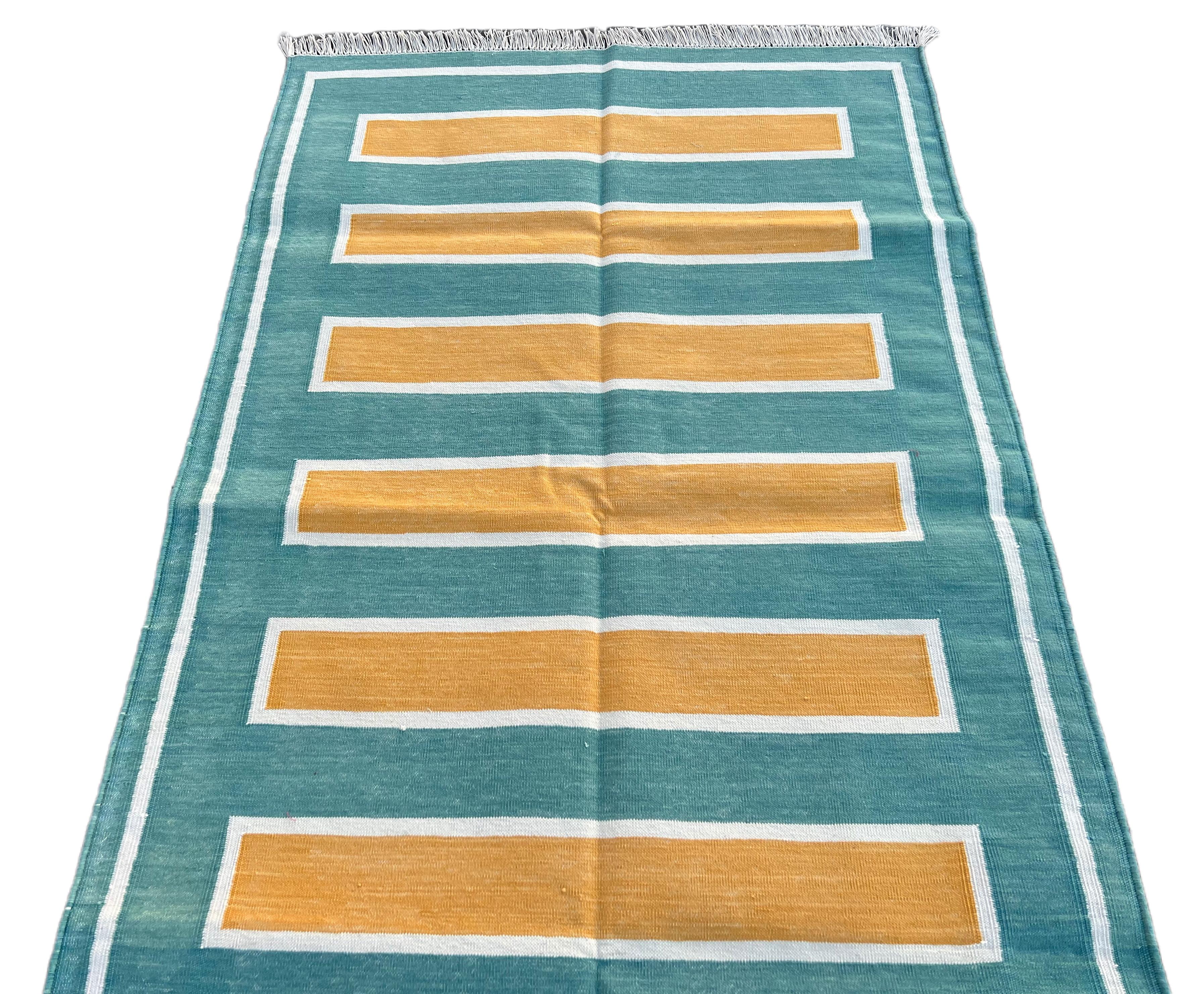 Handgefertigter Flachgewebe-Teppich aus Baumwolle, 3x5 grün und gelb gestreift, indischer Dhurrie im Angebot 2