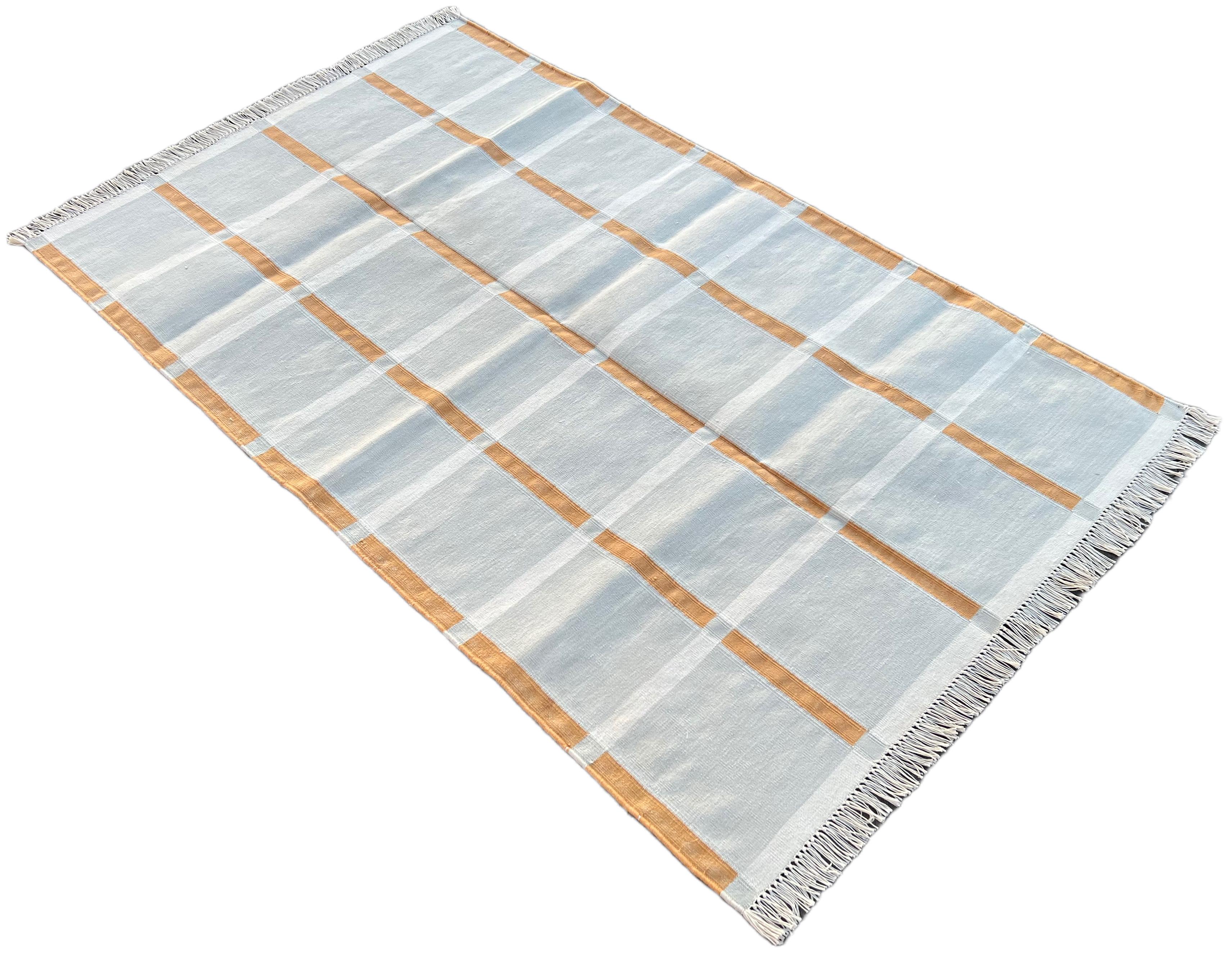 Alfombra de Algodón Teñida Vegetal Reversible Gris y Naranja a Cuadros Indios - 3'x5'
Estas dhurries especiales de tejido plano están tejidas a mano con hilo de 15 cabos de algodón 100%. Debido a las técnicas especiales de fabricación utilizadas