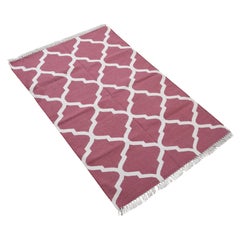 Handgefertigter Flachgewebe-Teppich aus Baumwolle, 3x5 Maroon, weißer geometrischer indischer Dhurrie