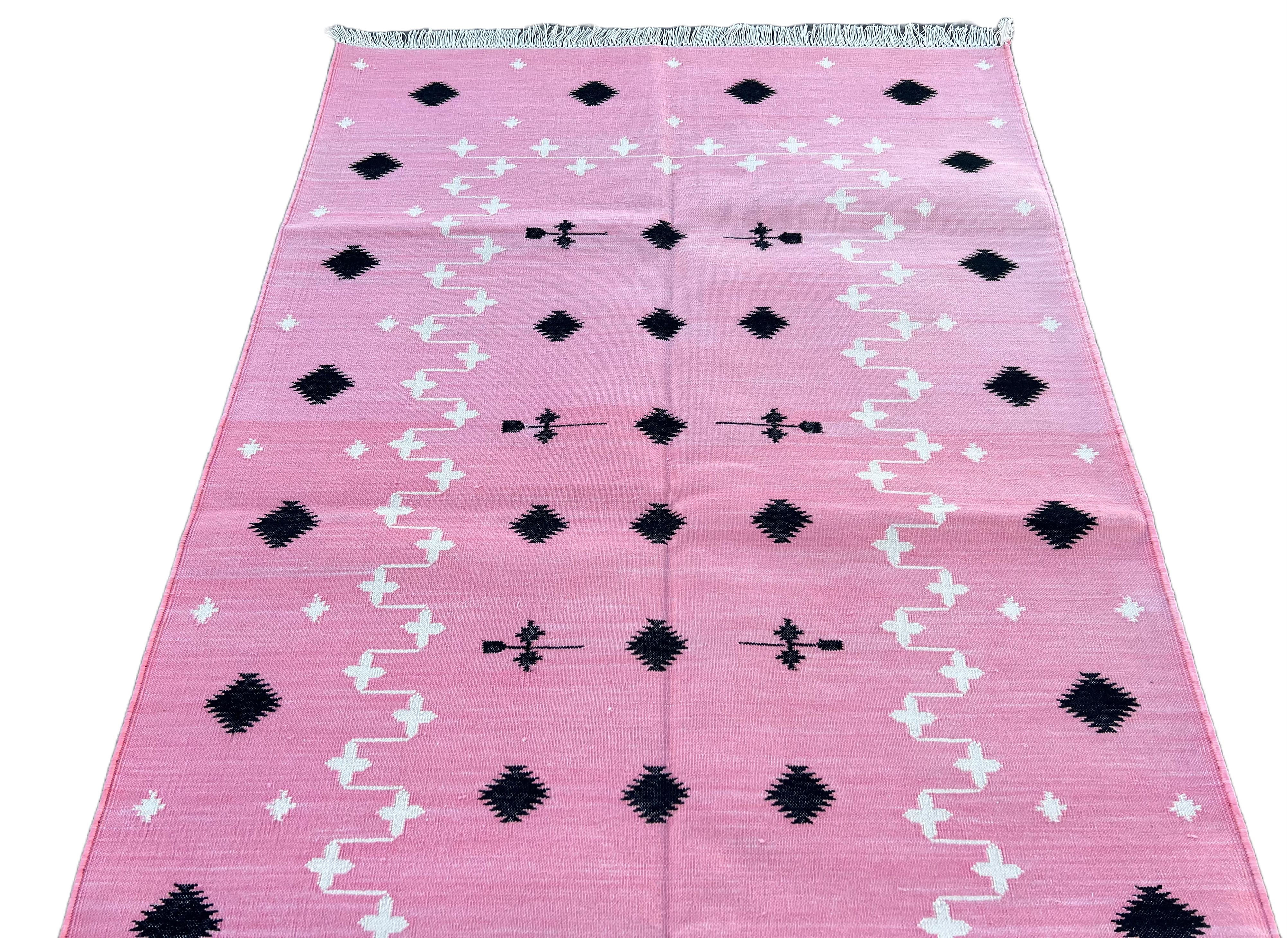 Contemporary Handmade Cotton Area Flat Weave Rug, 3x5 Pink And Black Shooting Star Indian Rug For Sale