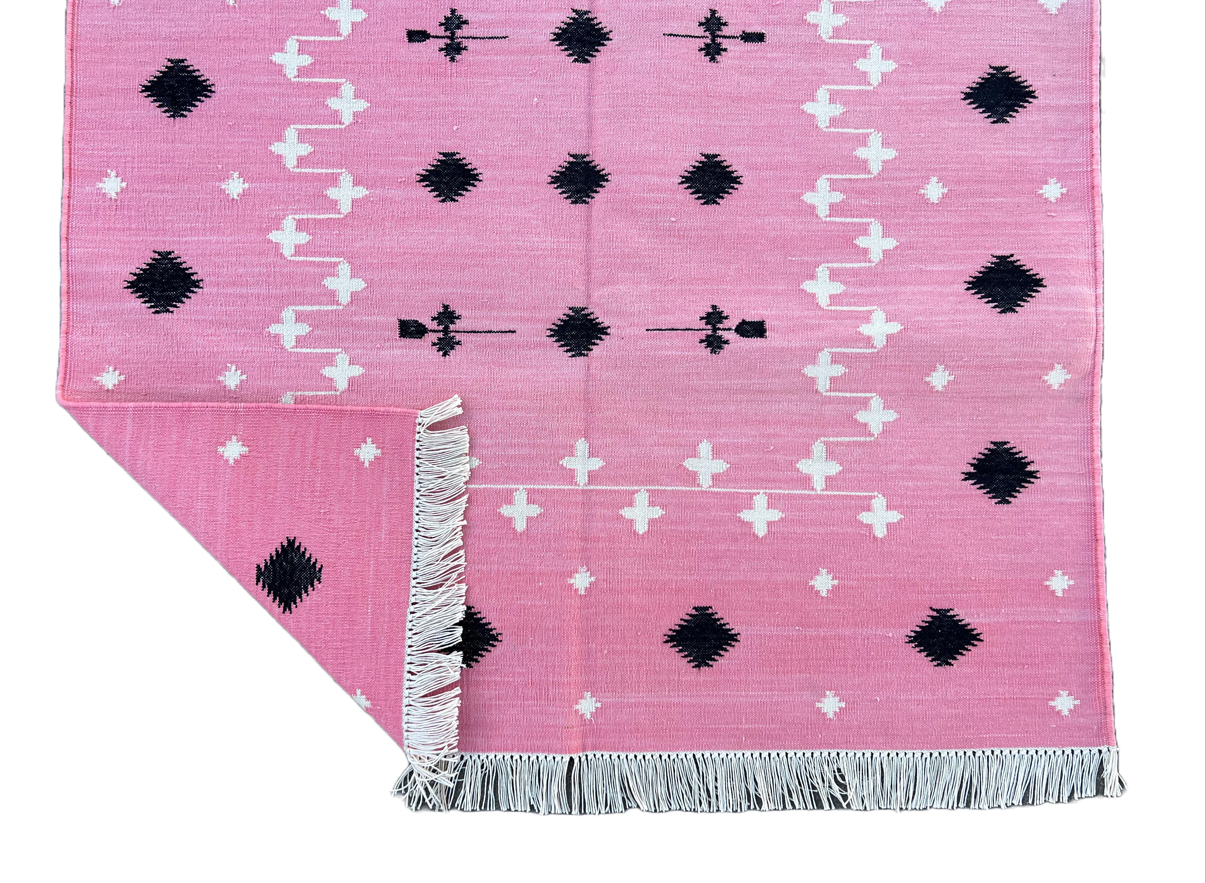 Handmade Cotton Area Flat Weave Rug, 3x5 Pink And Black Shooting Star Indian Rug For Sale 2