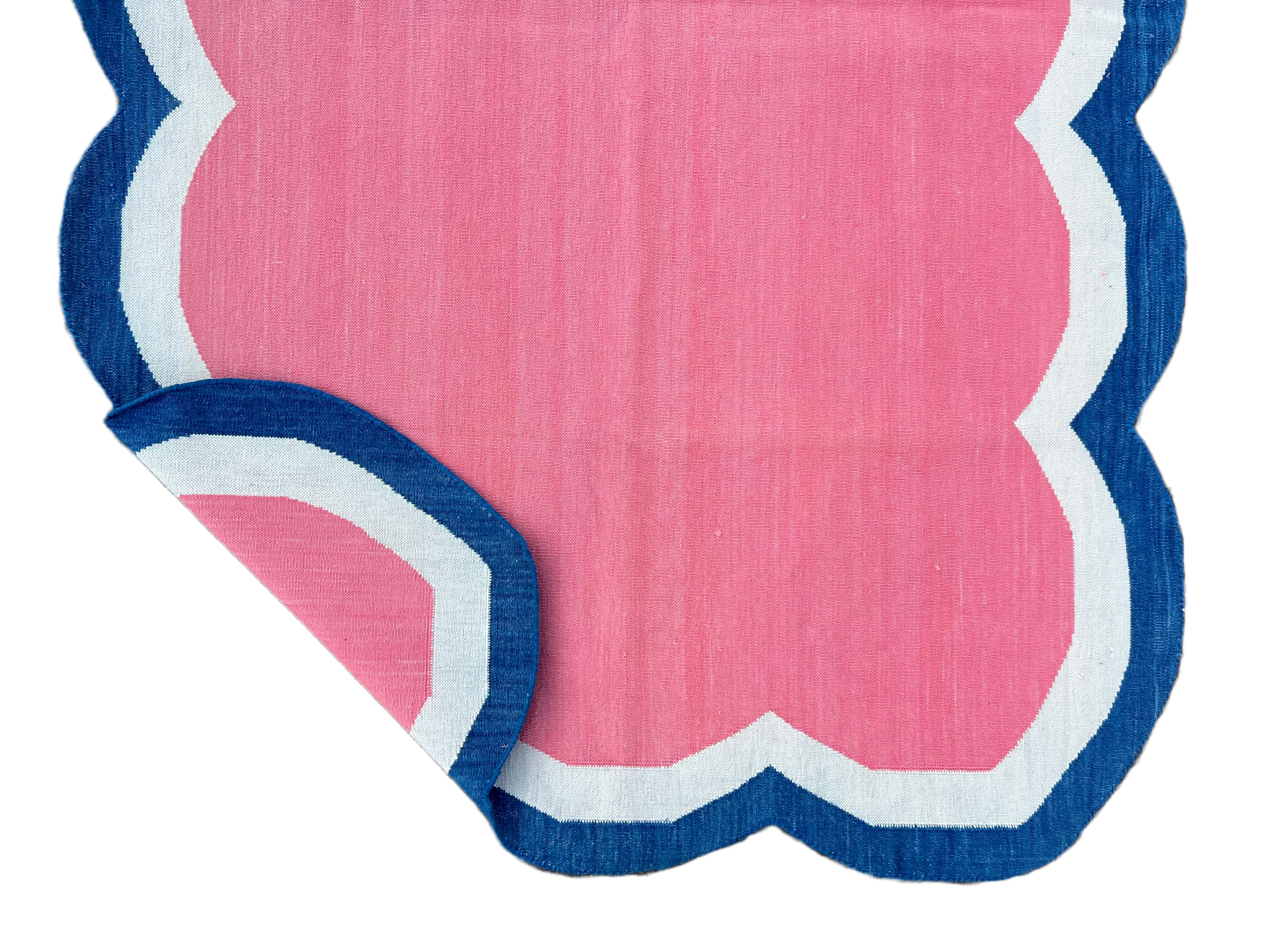 Handgefertigter Flachgewebe-Teppich aus Baumwolle, 3x5 Rosa und Blau, gewellter Kelim Dhurrie mit Wellenschliff im Angebot 1
