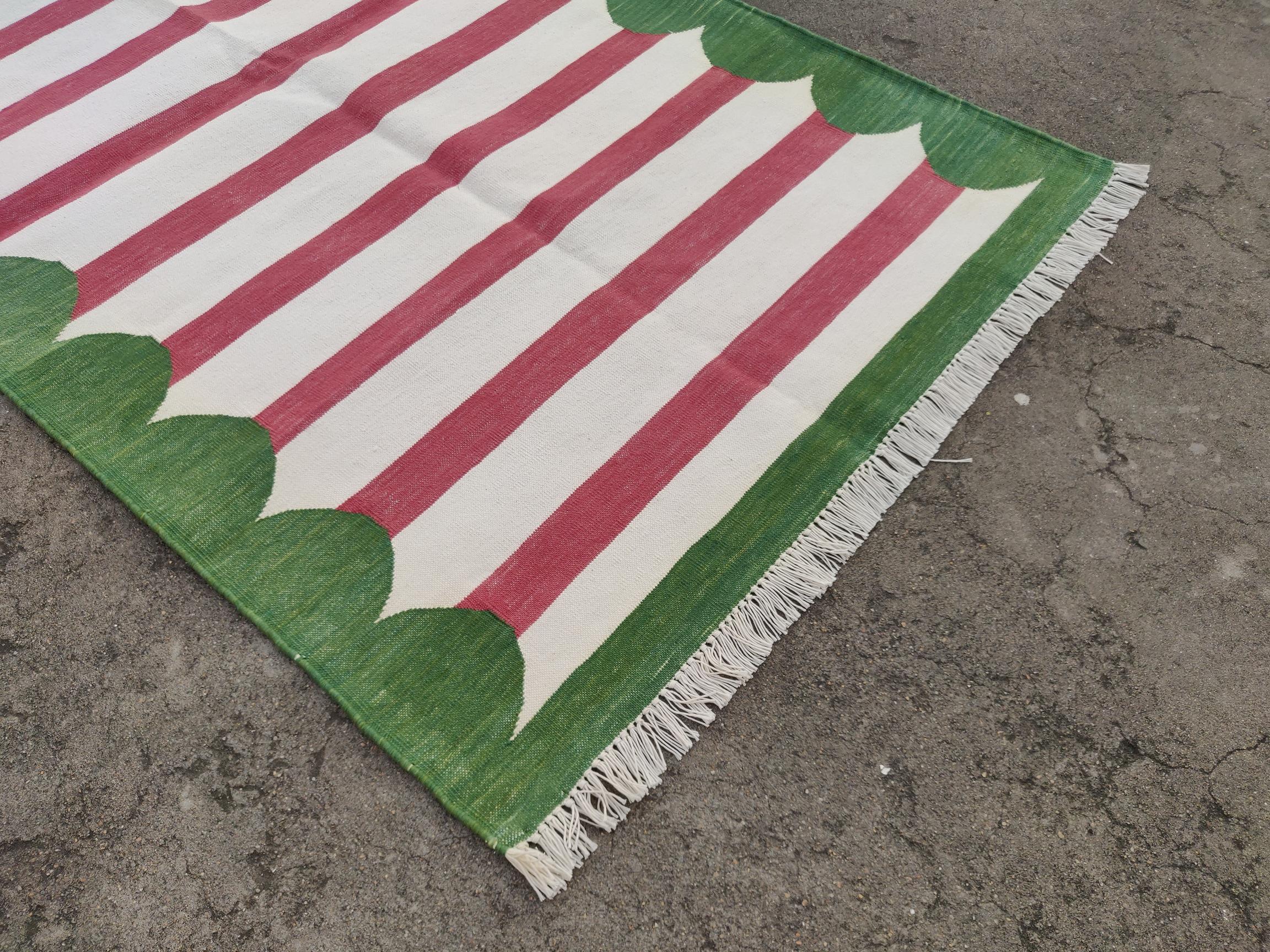Handgefertigter Flachgewebe-Teppich aus Baumwolle, 3x5 Rosa und Grün gestreifter indischer Dhurrie (Indisch) im Angebot