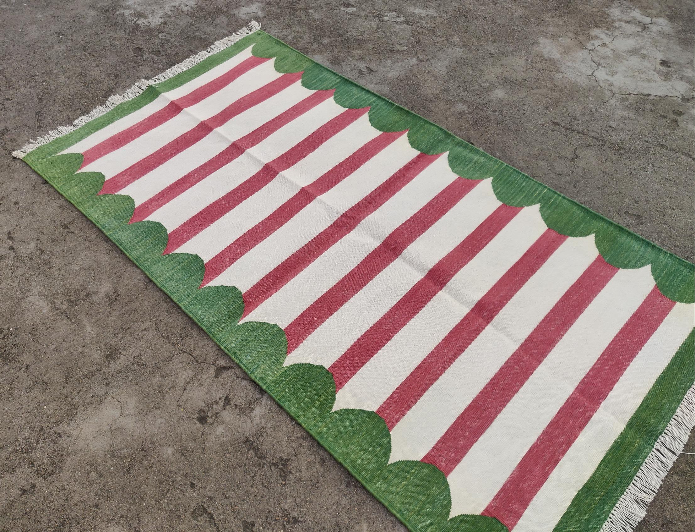 Handgefertigter Flachgewebe-Teppich aus Baumwolle, 3x5 Rosa und Grün gestreifter indischer Dhurrie (Handgewebt) im Angebot