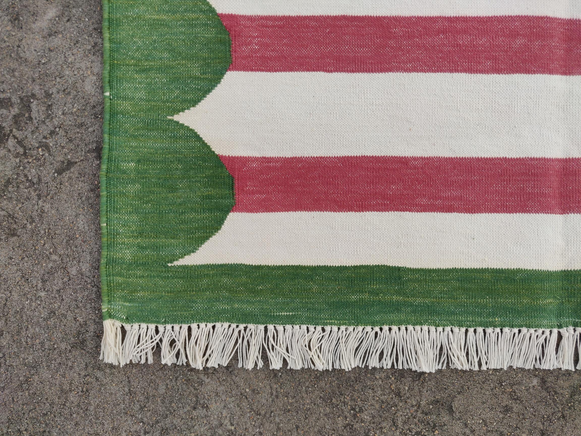 XXI secolo e contemporaneo Tappeto a tessitura piatta in cotone fatto a mano, 3x5 a strisce rosa e verdi, indiano Dhurrie in vendita