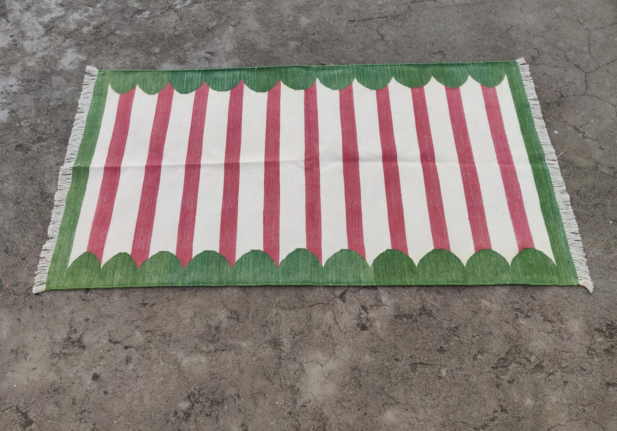 Handgefertigter Flachgewebe-Teppich aus Baumwolle, 3x5 Rosa und Grün gestreifter indischer Dhurrie im Angebot 2