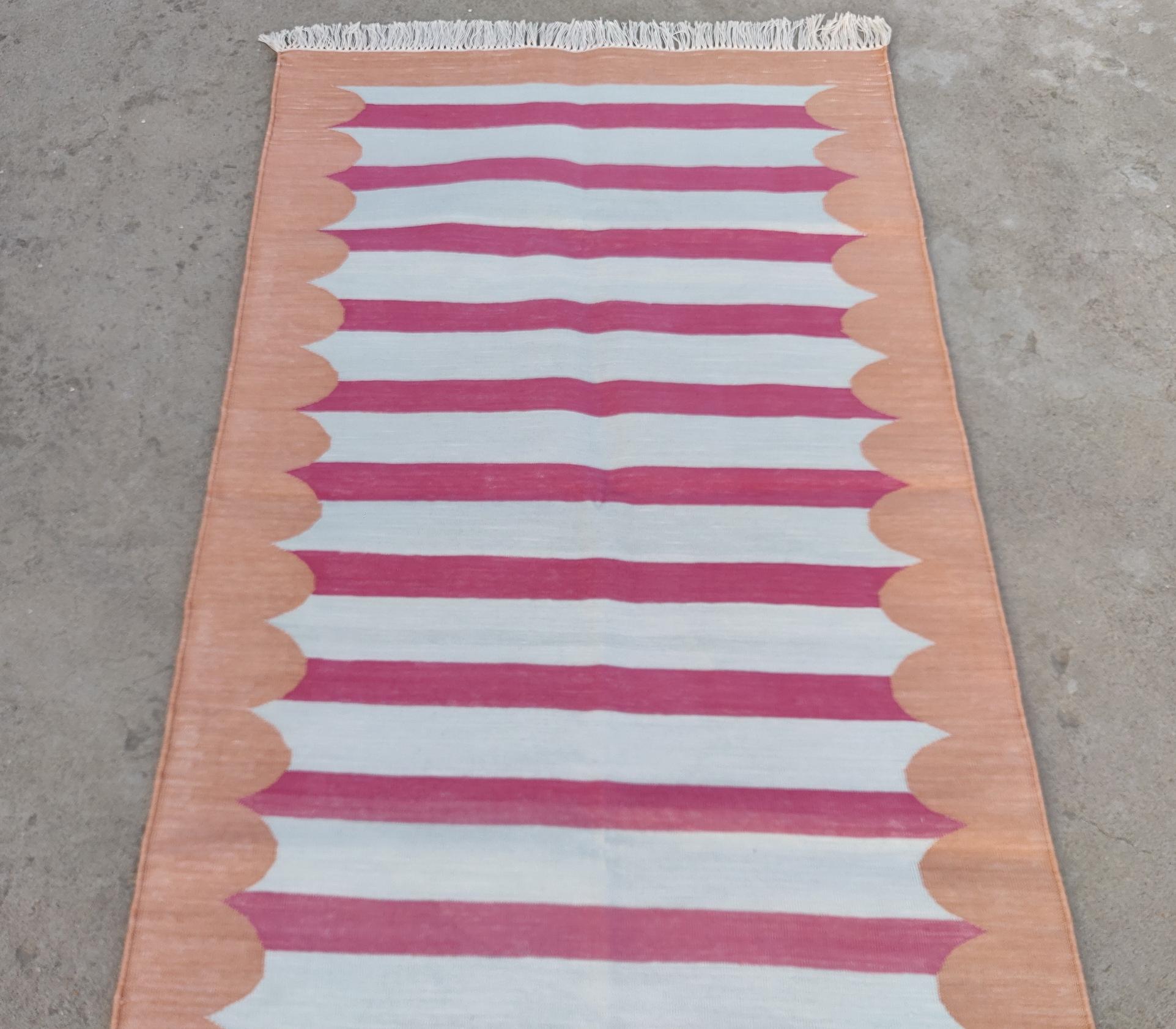 Handgefertigter Flachgewebe-Teppich aus Baumwolle, 3x5 Rosa und Hellbraun gestreifter indischer Dhurrie-Teppich (Handgewebt) im Angebot