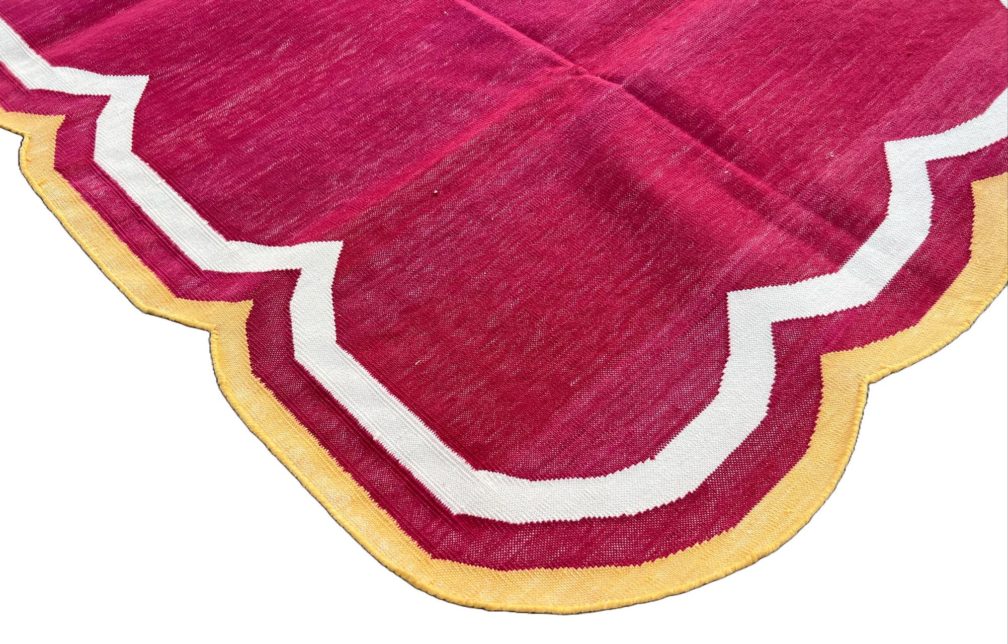 Handgefertigter Flachgewebe-Teppich aus Baumwolle, 3x5 Rosa und Gelb mit Wellenschliff Kilim Dhurrie (Moderne der Mitte des Jahrhunderts) im Angebot
