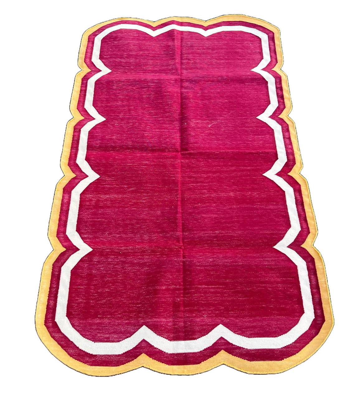 Handgefertigter Flachgewebe-Teppich aus Baumwolle, 3x5 Rosa und Gelb mit Wellenschliff Kilim Dhurrie im Zustand „Neu“ im Angebot in Jaipur, IN