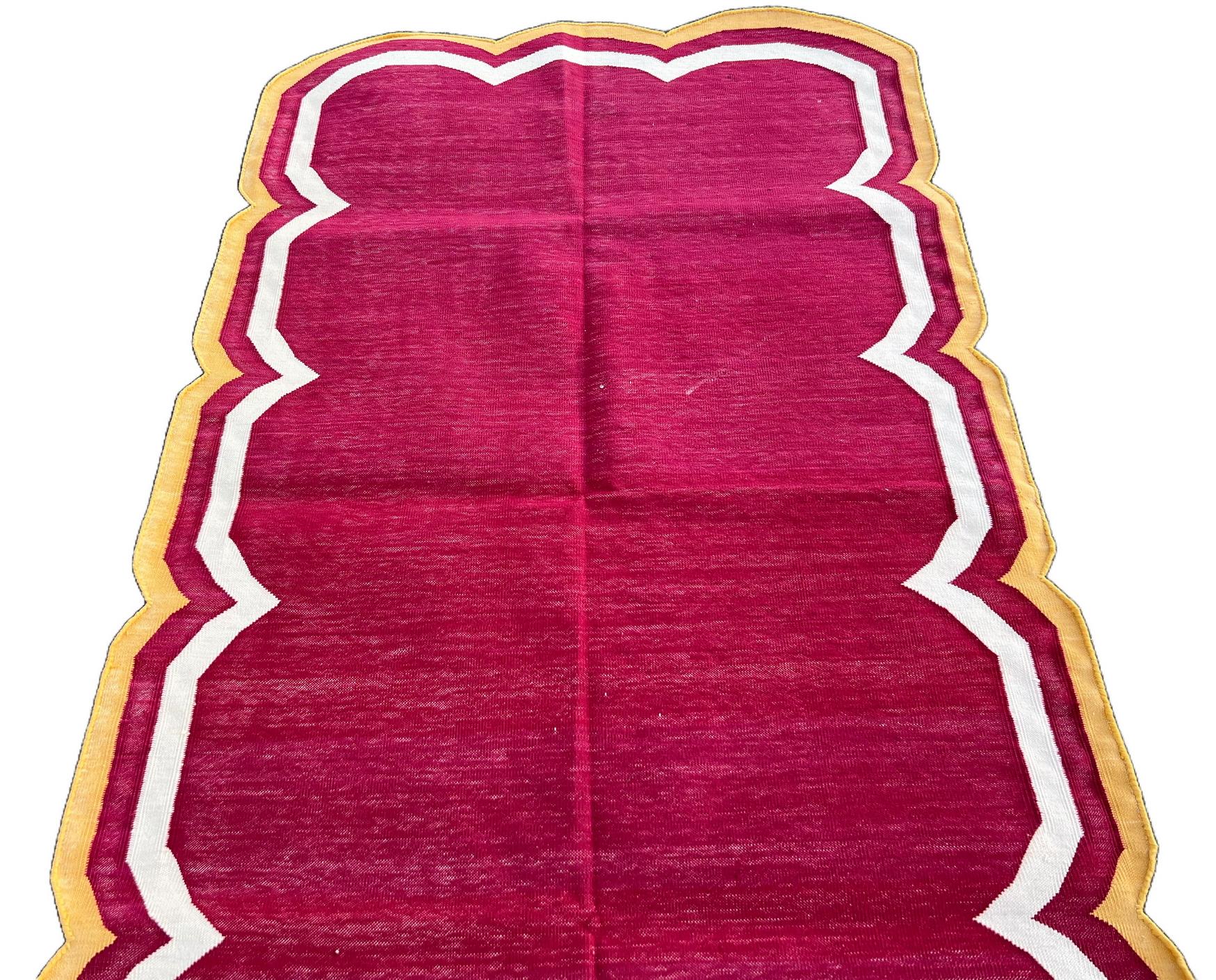 Handgefertigter Flachgewebe-Teppich aus Baumwolle, 3x5 Rosa und Gelb mit Wellenschliff Kilim Dhurrie (21. Jahrhundert und zeitgenössisch) im Angebot