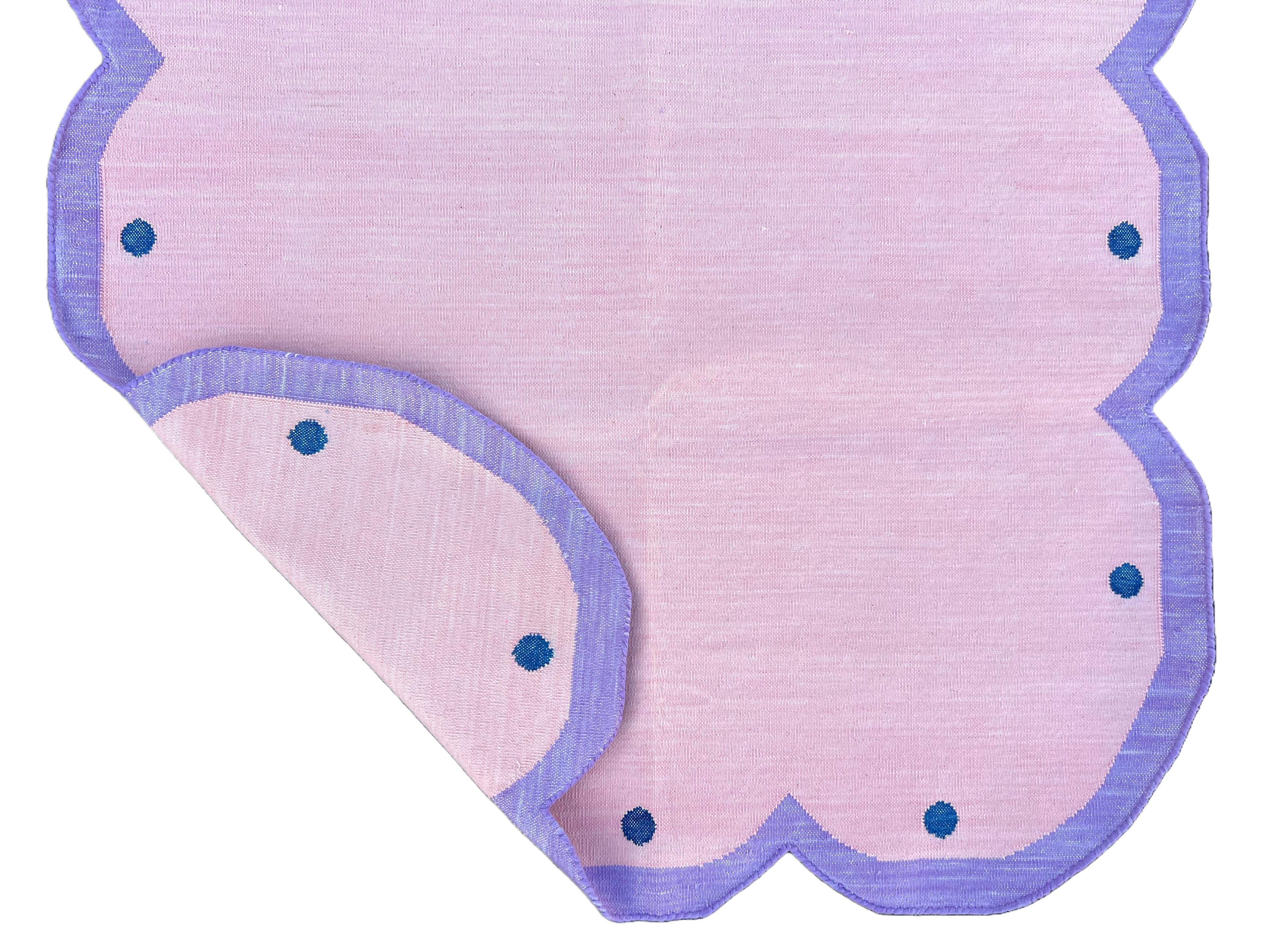 Handmade Cotton Area Flat Weave Rug, 3x5 Pink, Lavender Scalloped Indian Dhurrie For Sale 4