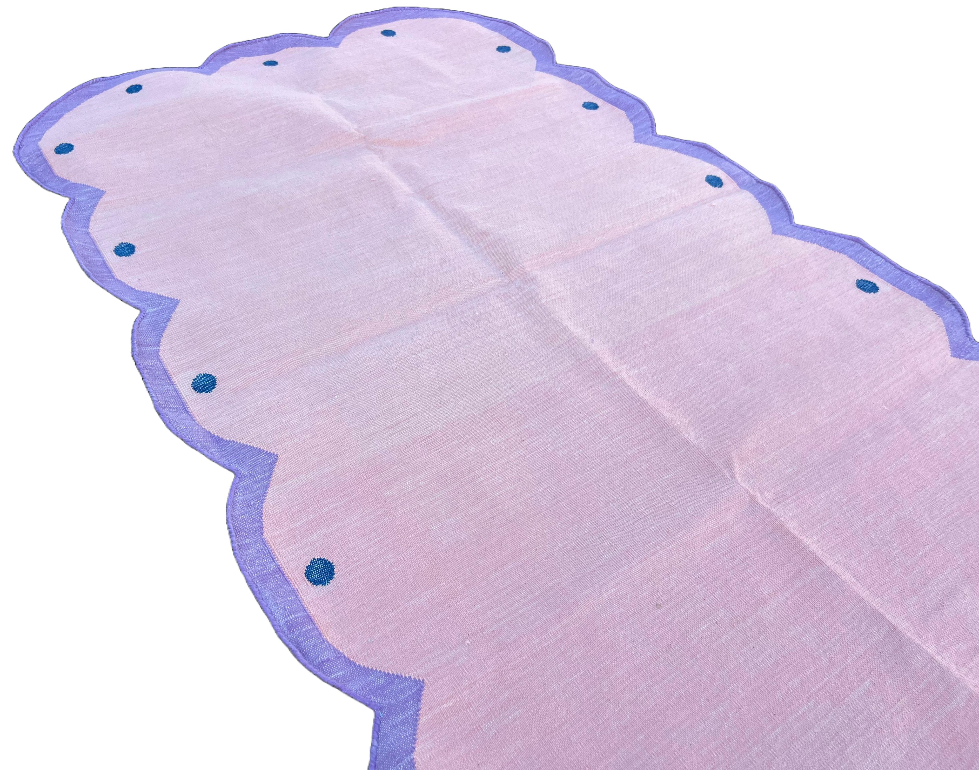 Handmade Cotton Area Flat Weave Rug, 3x5 Pink, Lavender Scalloped Indian Dhurrie In New Condition For Sale In Jaipur, IN