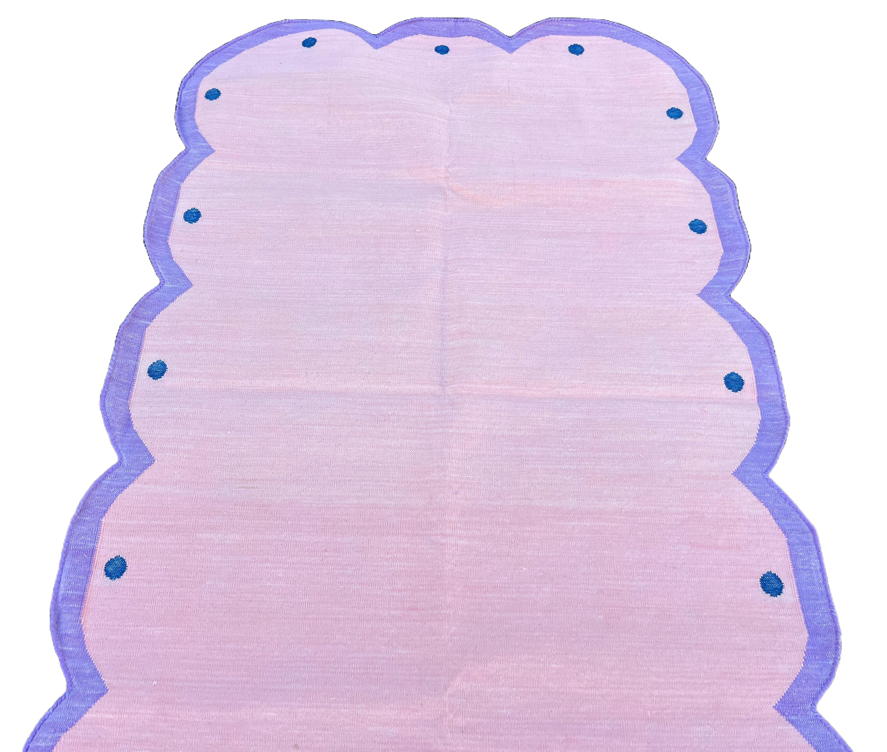 Handmade Cotton Area Flat Weave Rug, 3x5 Pink, Lavender Scalloped Indian Dhurrie For Sale 1