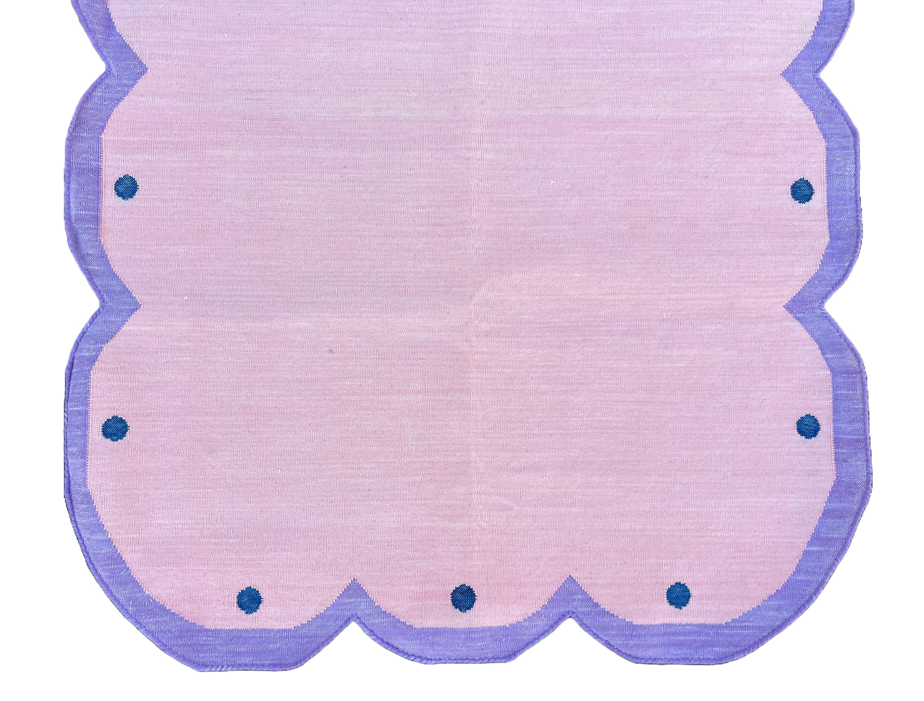 Handmade Cotton Area Flat Weave Rug, 3x5 Pink, Lavender Scalloped Indian Dhurrie For Sale 2