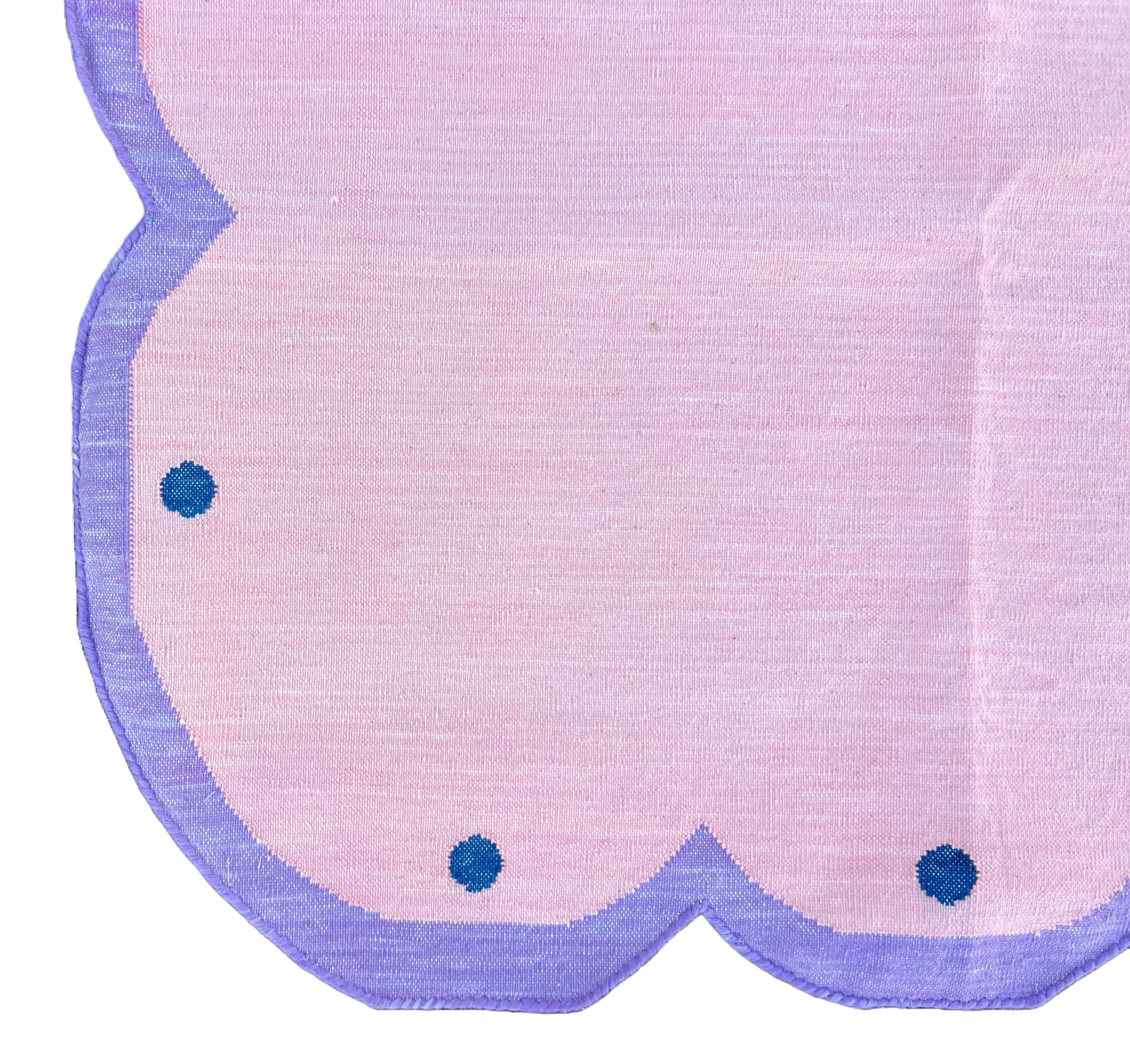 Handmade Cotton Area Flat Weave Rug, 3x5 Pink, Lavender Scalloped Indian Dhurrie For Sale 3
