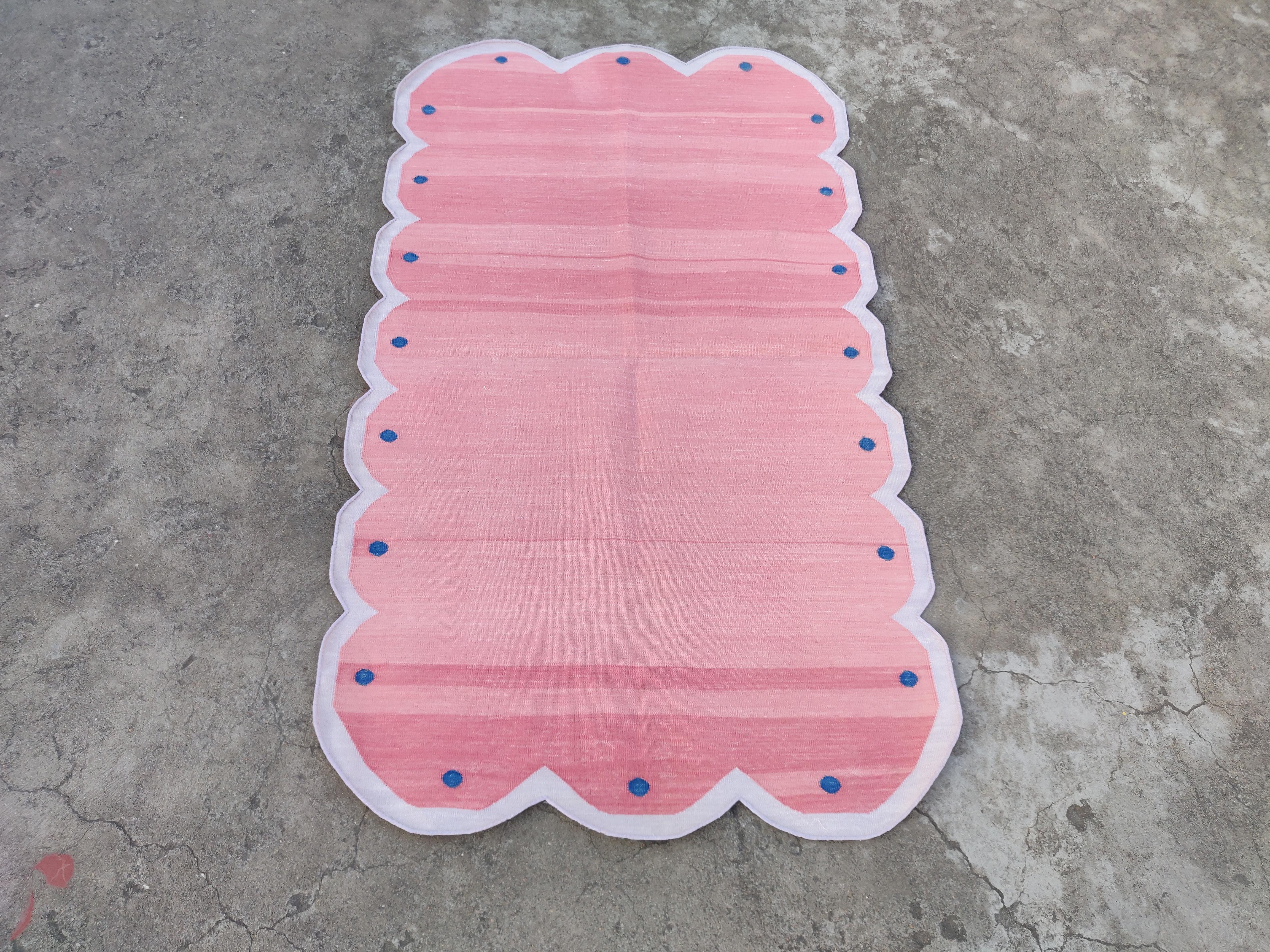 Handmade Cotton Area Flat Weave Rug, 3'x5' Pink, Purple Scalloped Indian Dhurrie In New Condition For Sale In Jaipur, IN