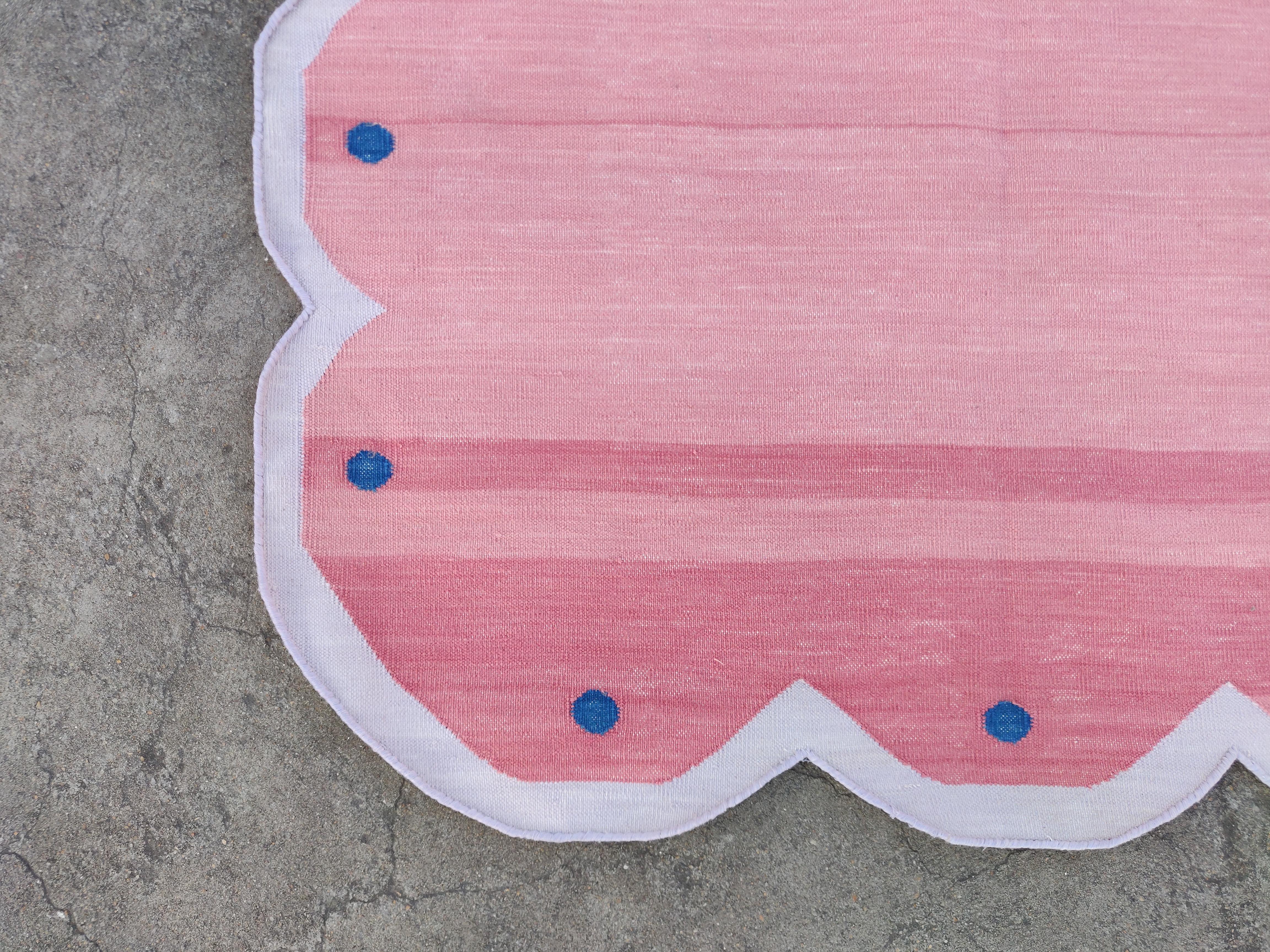 Handgefertigter Flachgewebe-Teppich aus Baumwolle, 3'x5' Rosa, Lila mit Wellenschliff, indischer Dhurrie im Zustand „Neu“ im Angebot in Jaipur, IN