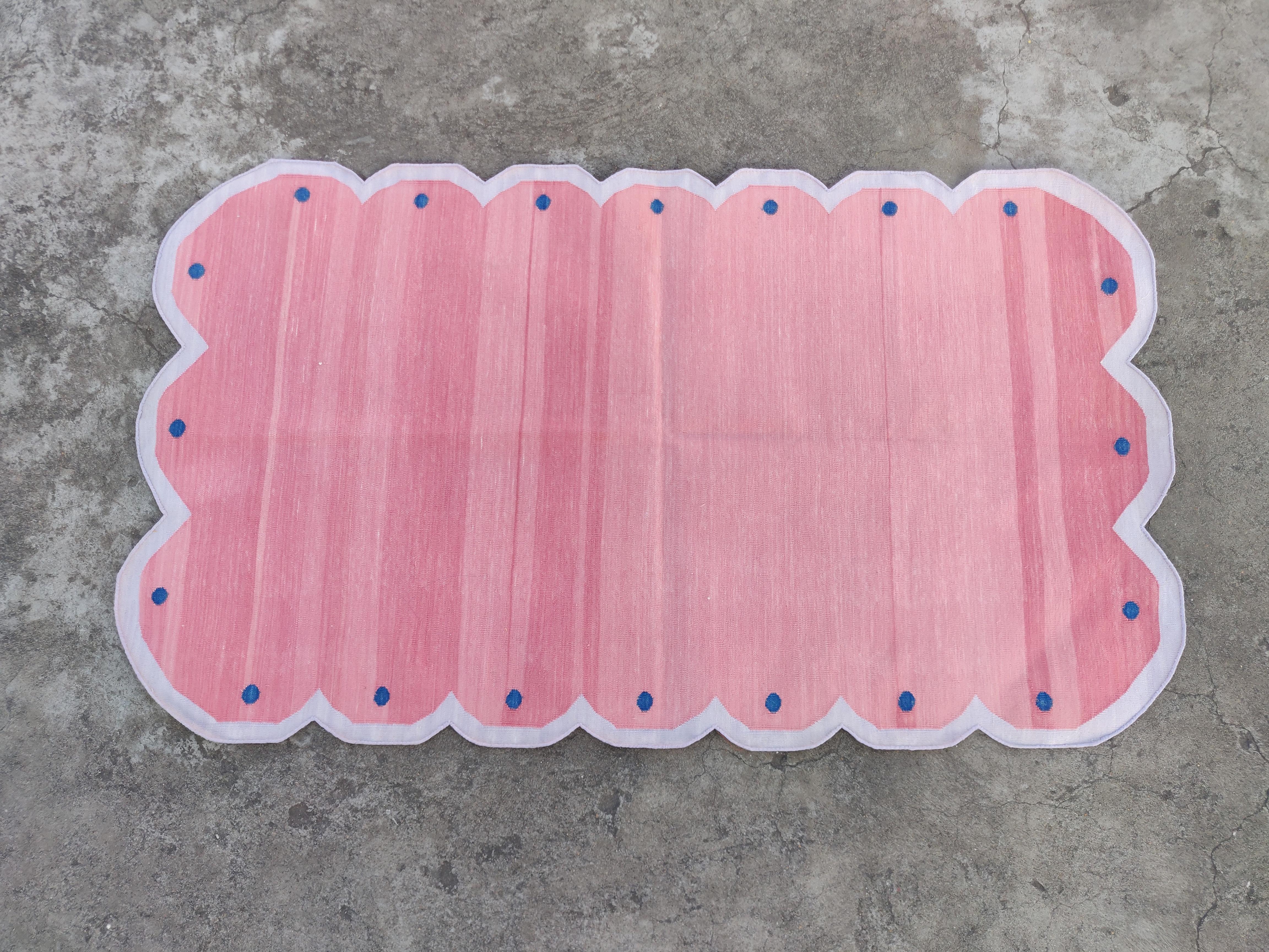 Handgefertigter Flachgewebe-Teppich aus Baumwolle, 3'x5' Rosa, Lila mit Wellenschliff, indischer Dhurrie im Angebot 1