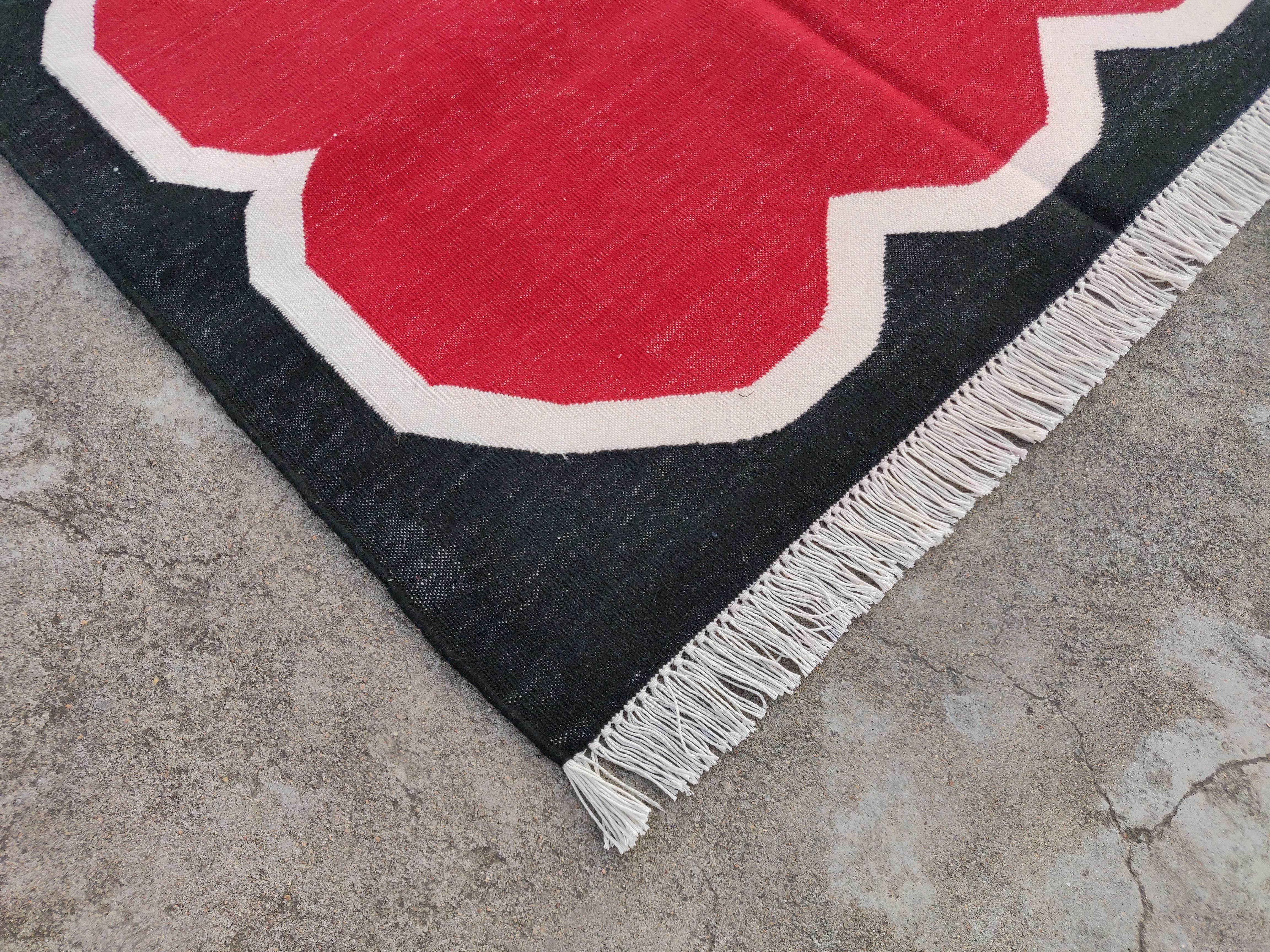 Mid-Century moderno Tappeto a tessitura piatta in cotone fatto a mano, 3x5 rosso e nero smerlato indiano Dhurrie in vendita