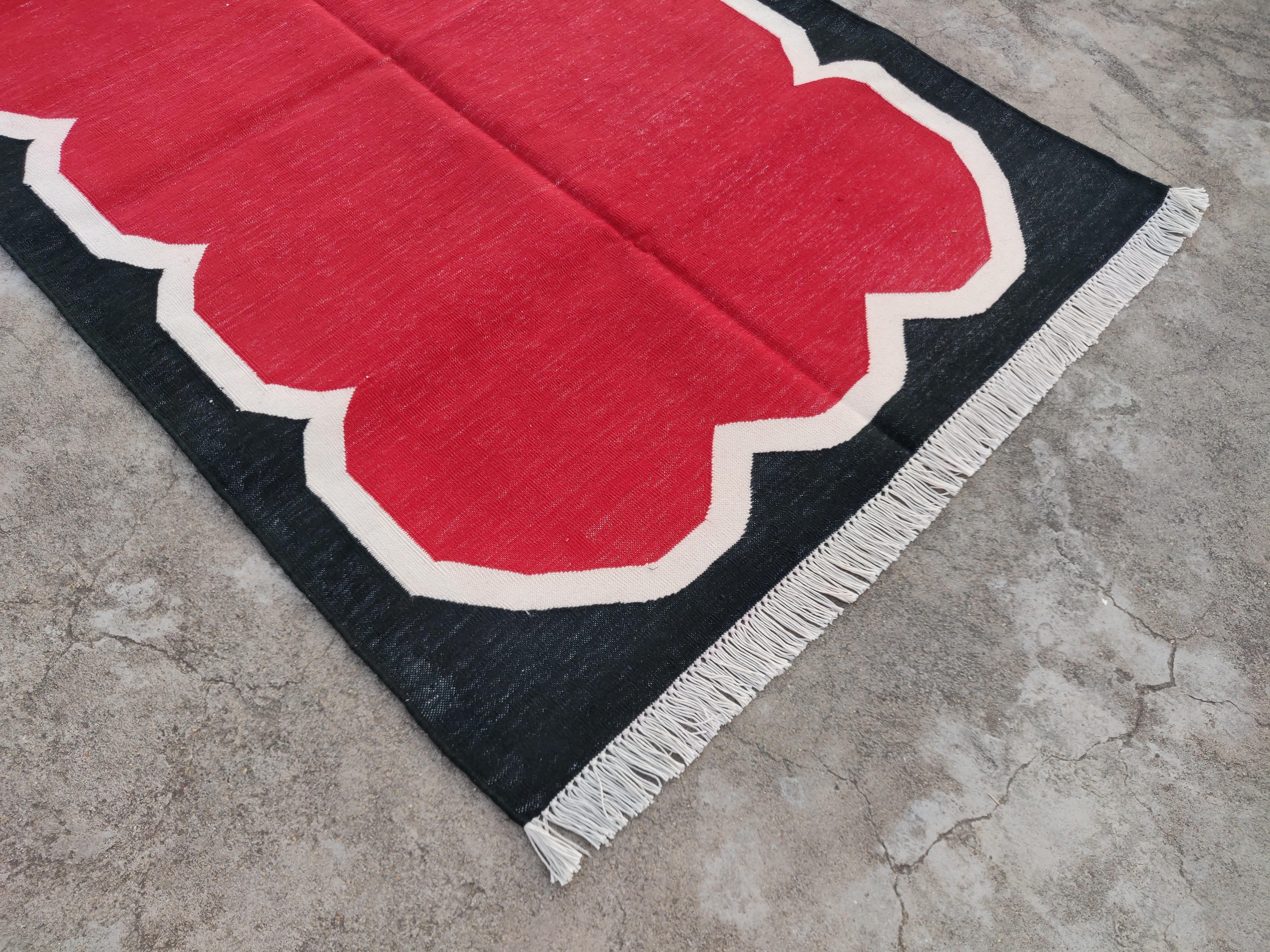 Indiano Tappeto a tessitura piatta in cotone fatto a mano, 3x5 rosso e nero smerlato indiano Dhurrie in vendita
