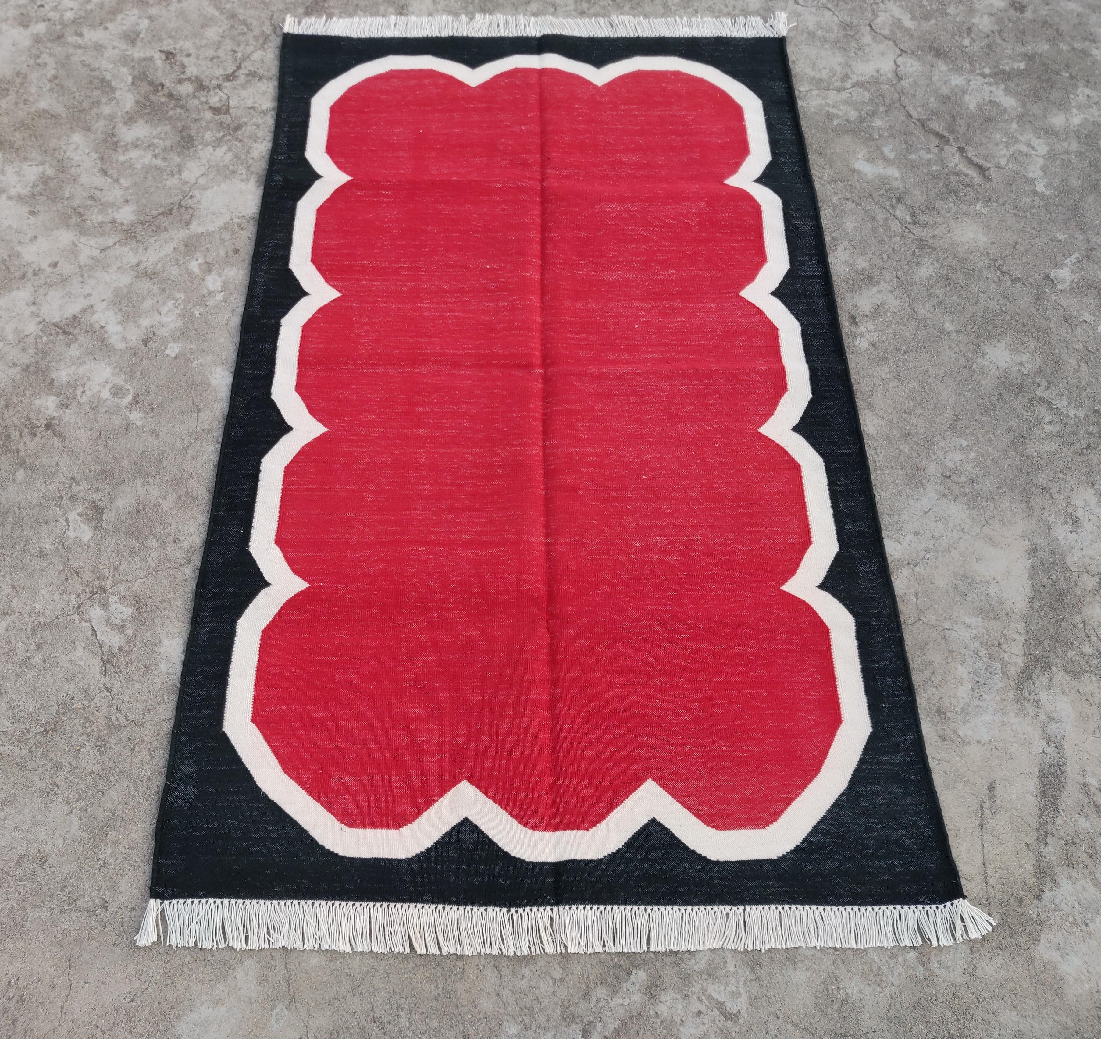 Tessuto a mano Tappeto a tessitura piatta in cotone fatto a mano, 3x5 rosso e nero smerlato indiano Dhurrie in vendita