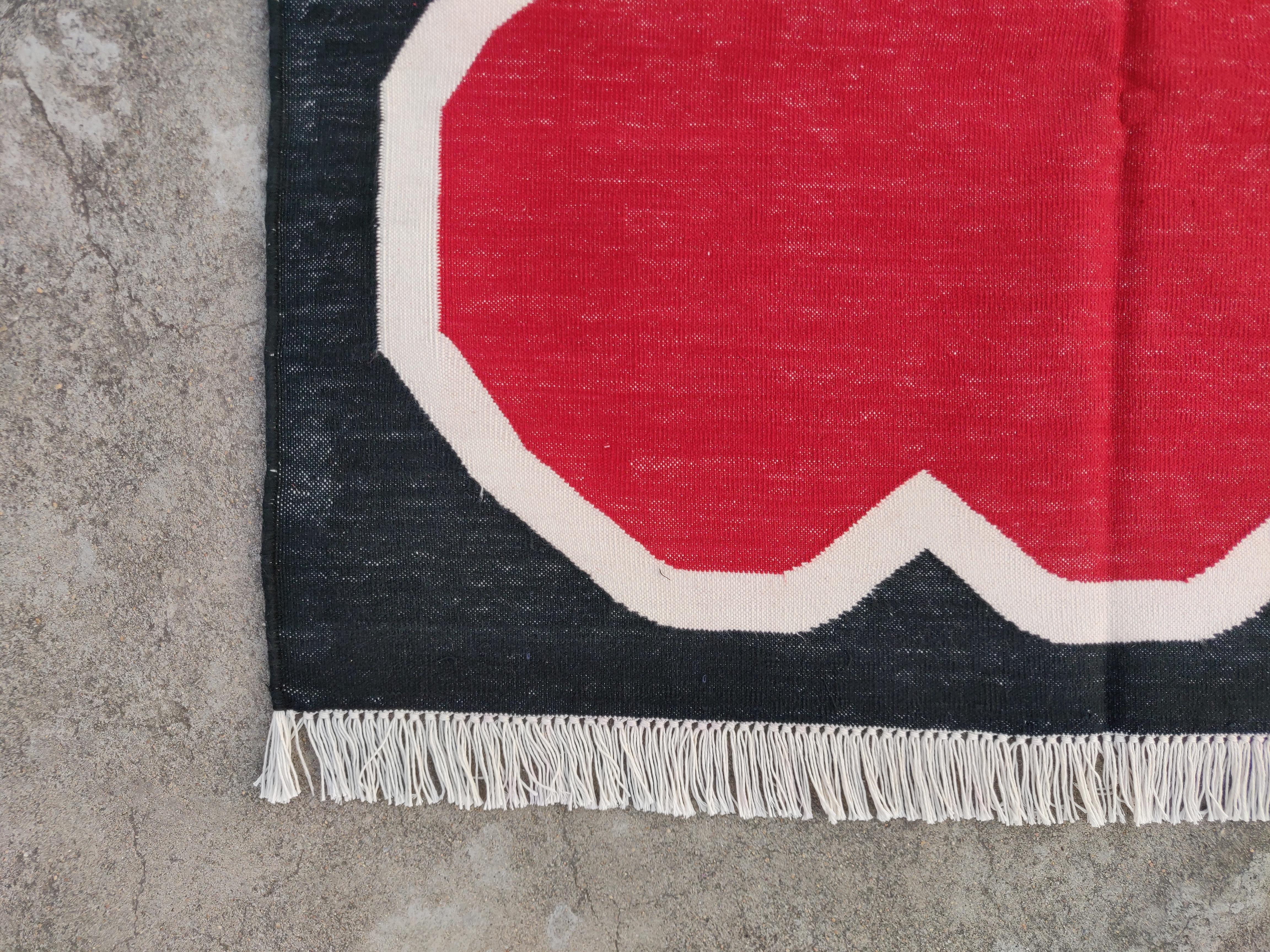 Tappeto a tessitura piatta in cotone fatto a mano, 3x5 rosso e nero smerlato indiano Dhurrie In condizioni Nuovo in vendita a Jaipur, IN