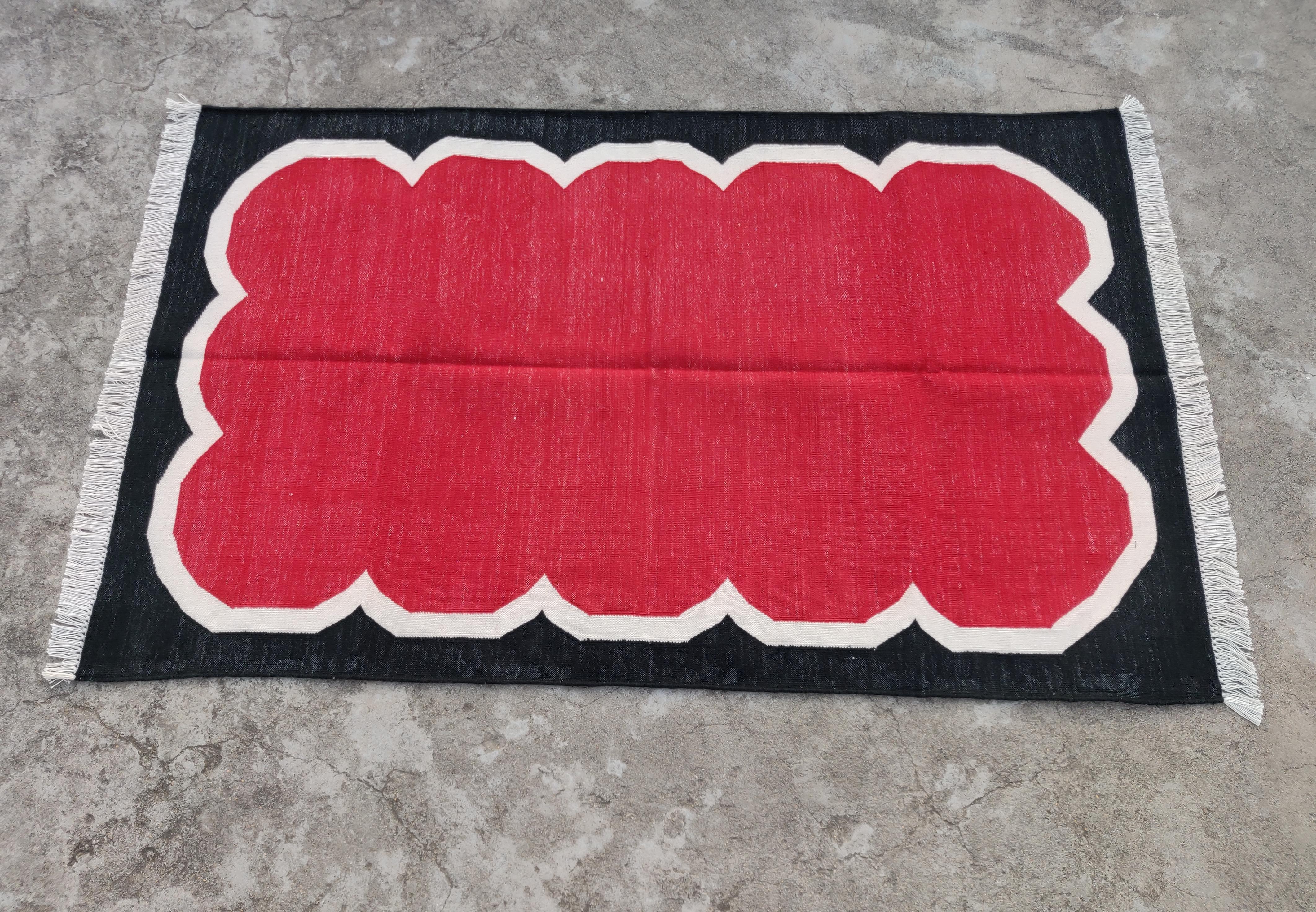 Tappeto a tessitura piatta in cotone fatto a mano, 3x5 rosso e nero smerlato indiano Dhurrie in vendita 1