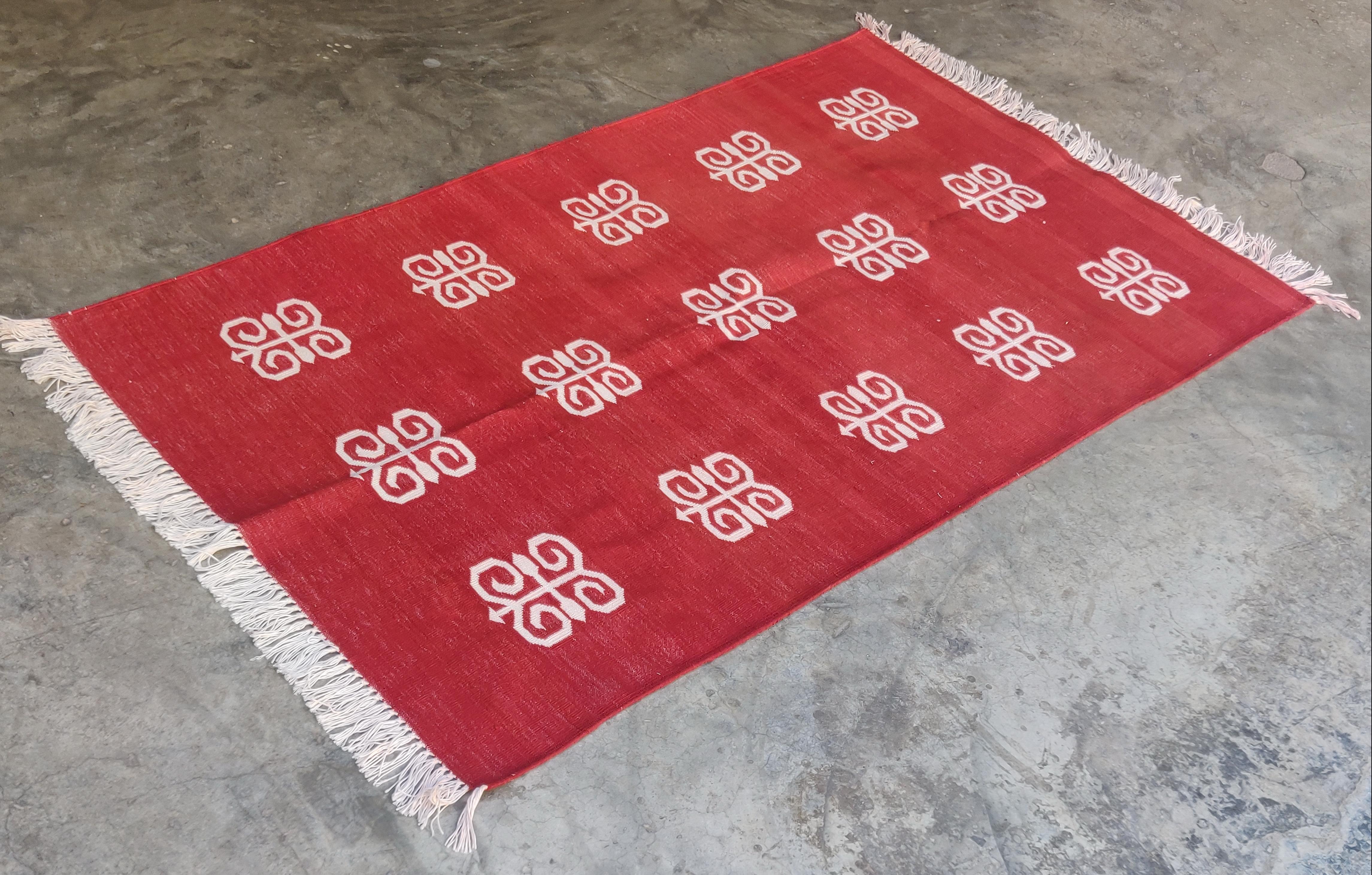 Mid-Century Modern Handmade Cotton Area Flat Weave Rug, 3x5 Red And White Butterfly Indian Dhurrie For Sale