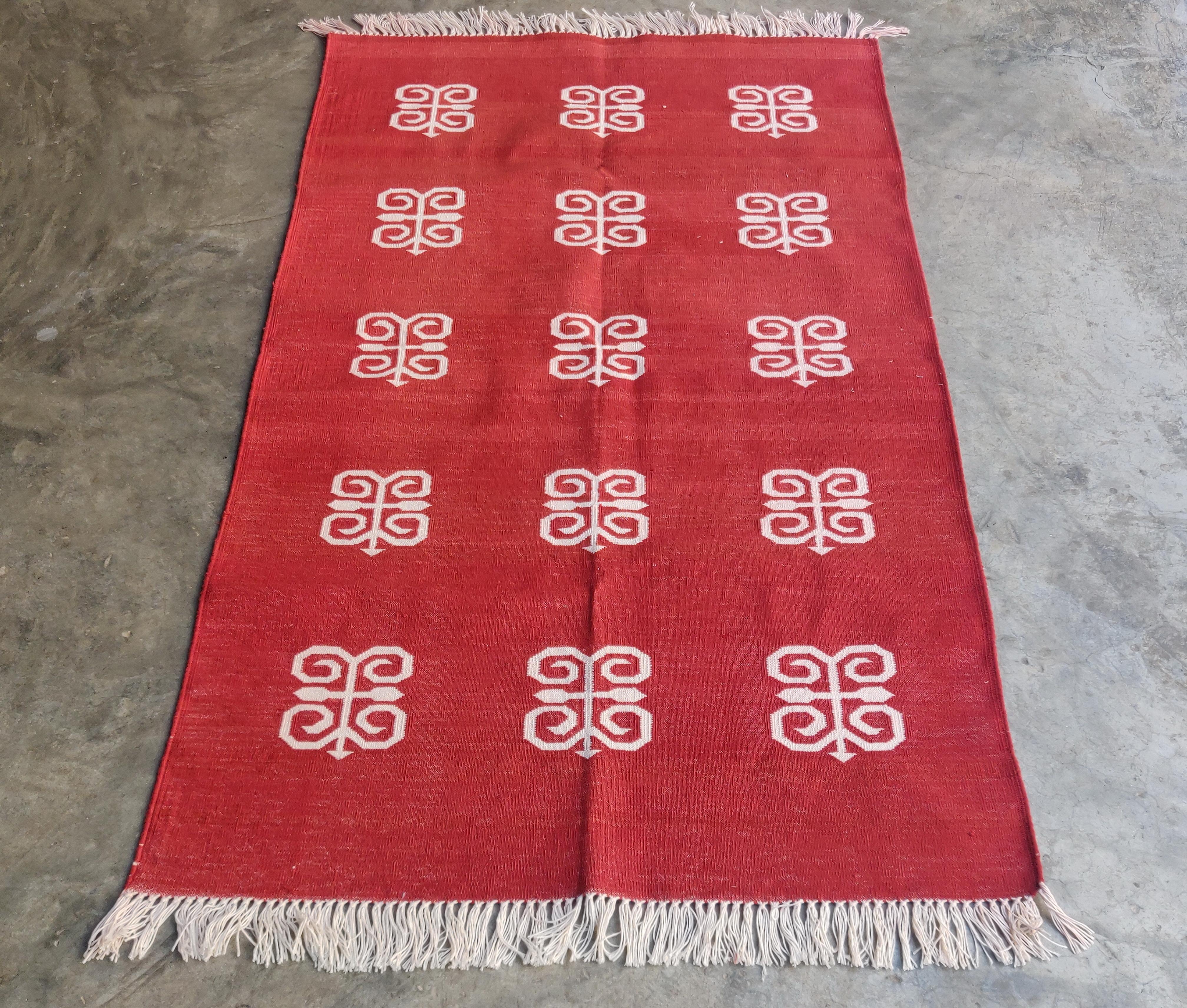 Hand-Woven Handmade Cotton Area Flat Weave Rug, 3x5 Red And White Butterfly Indian Dhurrie For Sale